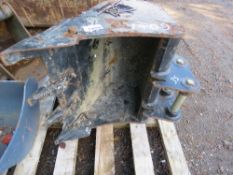 RHINOX EXCAVATOR BUCKET, 24" WIDTH APPROX ON 35MM PINS. LITTLE USED.