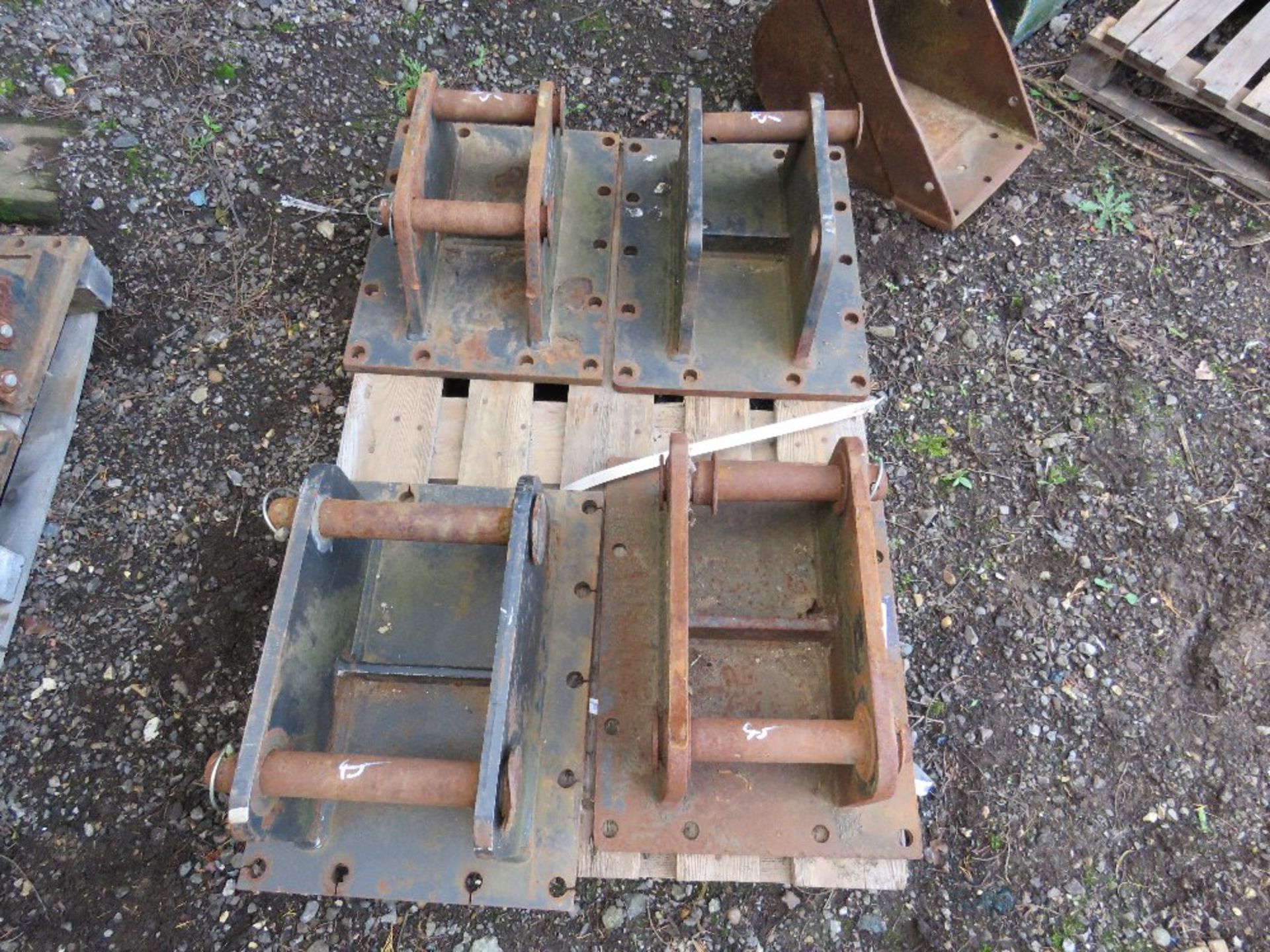 PALLET CONTAINING 4X 45MM PINNED EXCAVATOR BREAKER HEADSTOCKS / MOUNTING BRACKETS. - Image 3 of 3