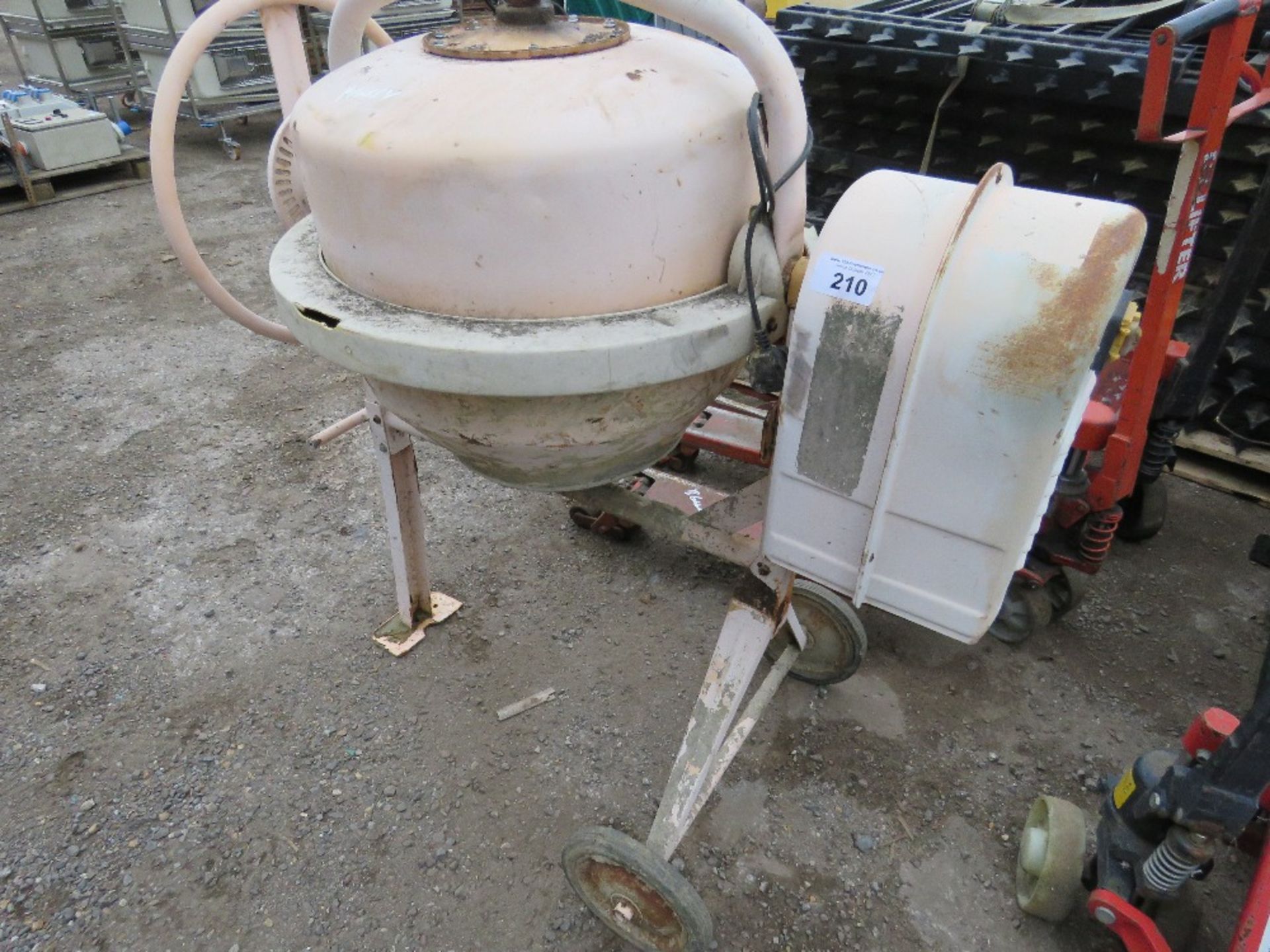 ELECTRIC MIXER, 240VOLT POWERED. THIS LOT IS SOLD UNDER THE AUCTIONEERS MARGIN SCHEME THEREFORE THER