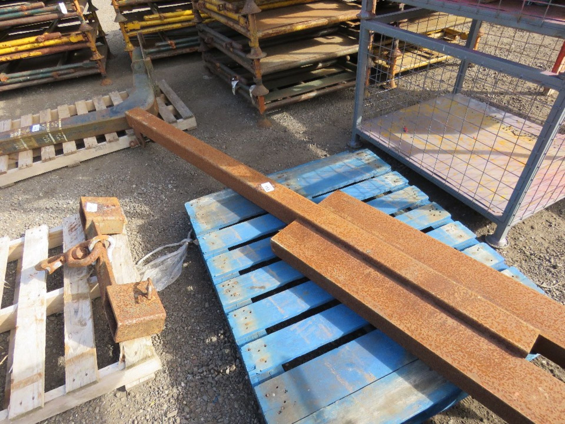 FORKLIFT MOUNTED JIB UNIT, 2.6M TOTAL LENGTH APPROX. THIS LOT IS SOLD UNDER THE AUCTIONEERS MARGIN