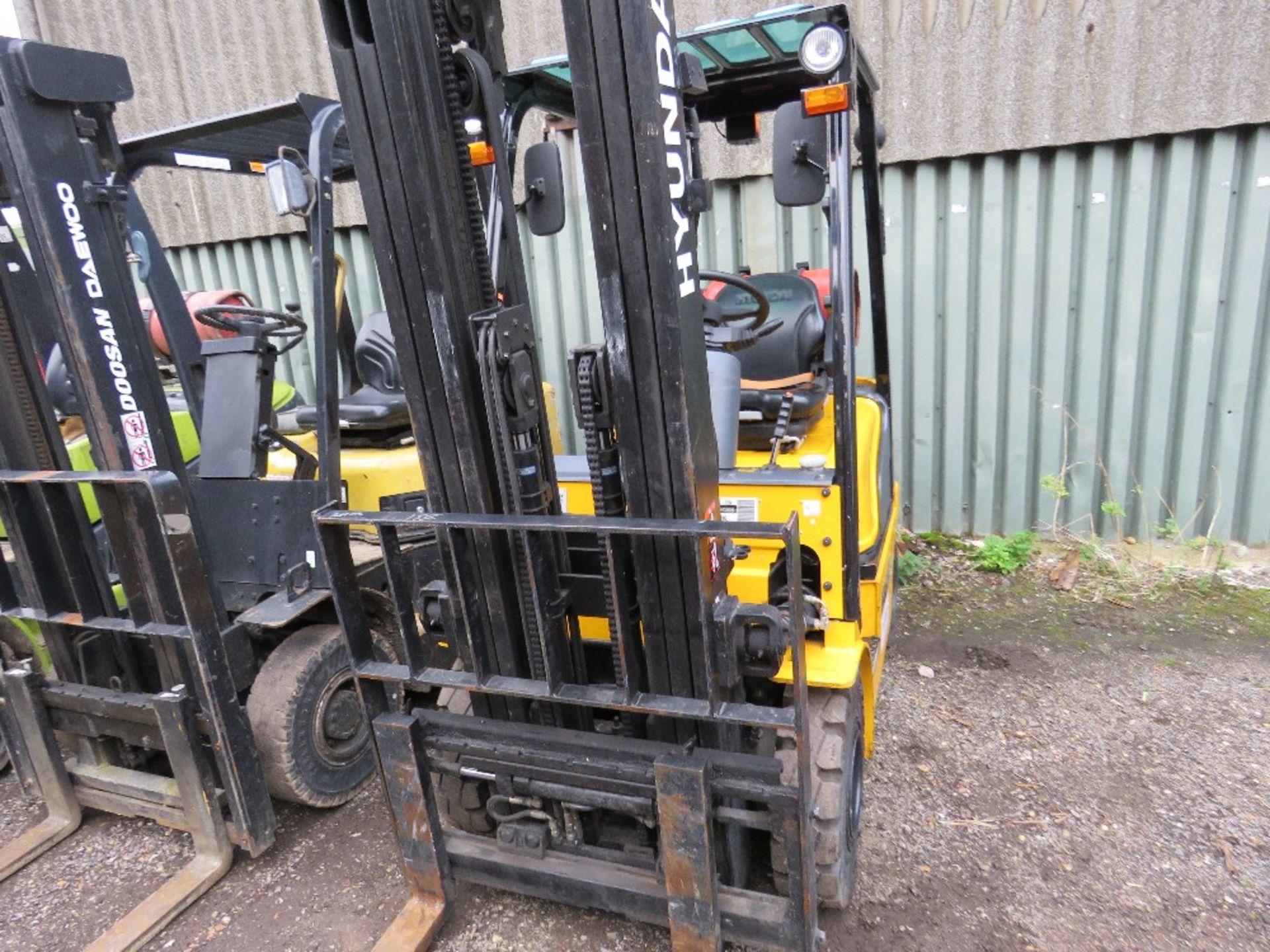 HYUNDAI 20L-7M GAS POWERED FORKLIFT TRUCK, YEAR 2018. 1600 REC HOURS APPROX. EXTRA SERVICE. - Image 2 of 11