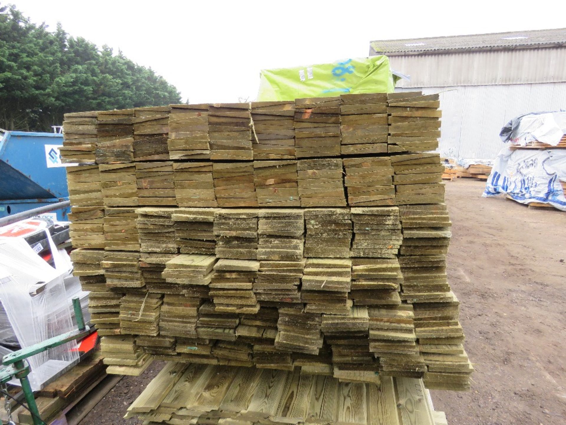 LARGE PACK OF TREATED FEATHER EDGE TIMBER FENCE CLADDING BOARDS. SIZE: 1.80M LENGTH X 105MM WIDTH - Image 2 of 3