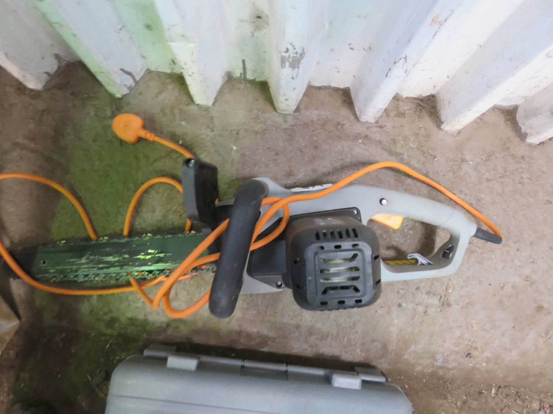 TITAN 240VOLT CHAINSAW. NO VAT ON HAMMER PRICE OF THIS LOT - Image 2 of 2