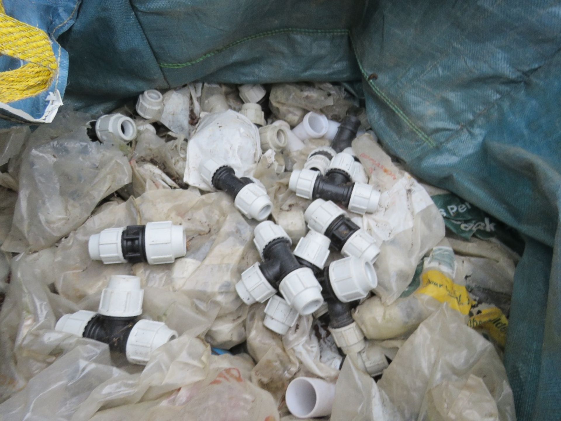 BULK BAG OF WATER PIPE PLASTIC COMPRESSION FITTINGS. SOLD UNDER THE AUCTIONEERS MARGIN SCHEME, THERE - Image 2 of 3