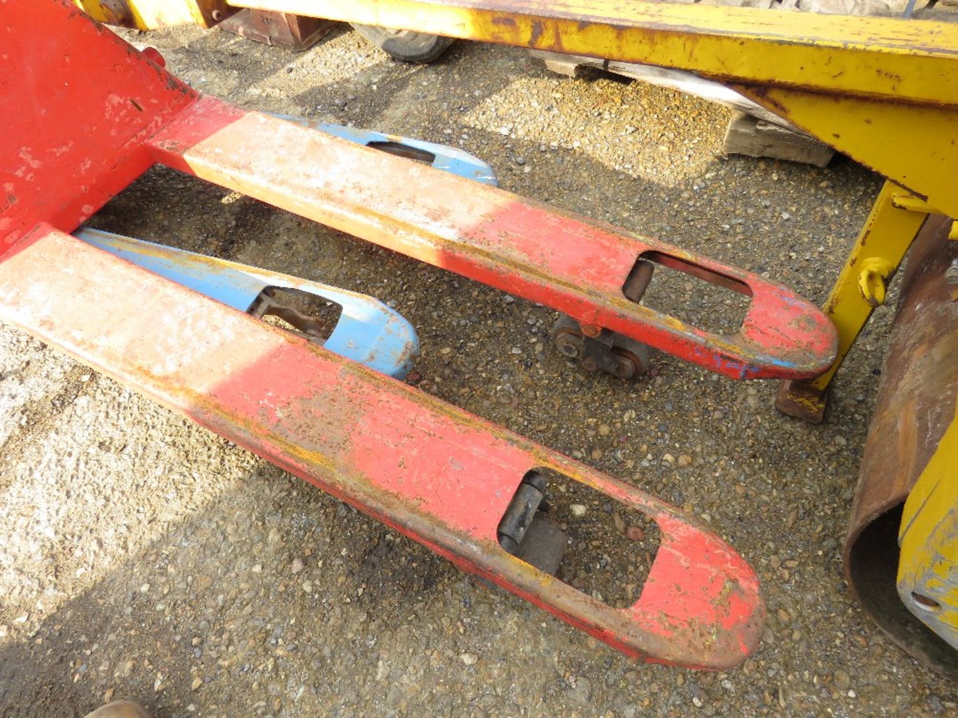 2 X HYDRAULIC PALLET TRUCKS. - Image 4 of 4