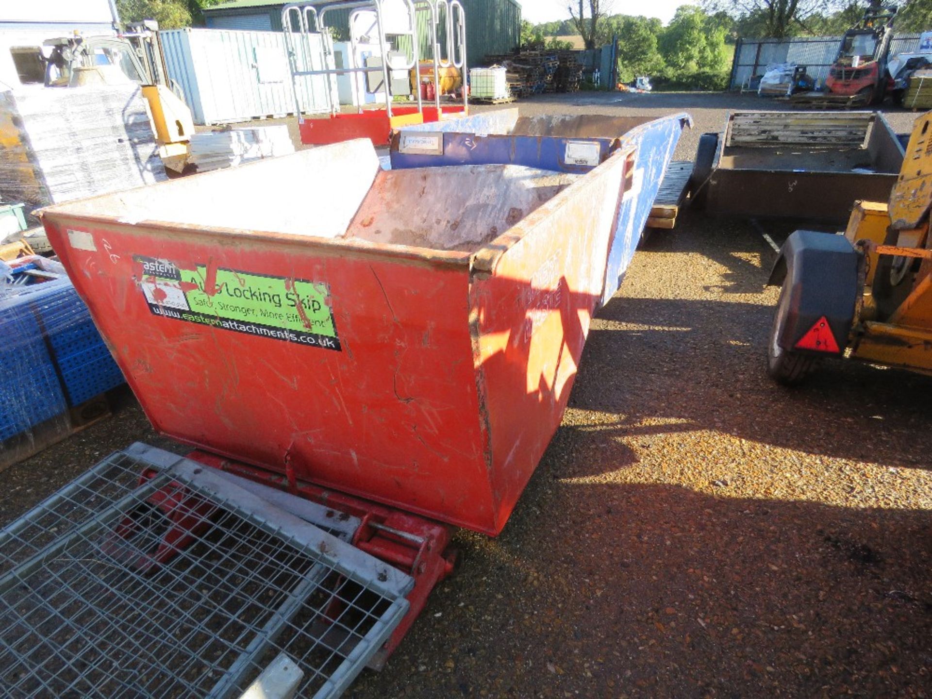 TELEHANDLER MOUNTED TIP SKIP WITH FORK LOCK SYSTEM. - Image 2 of 3