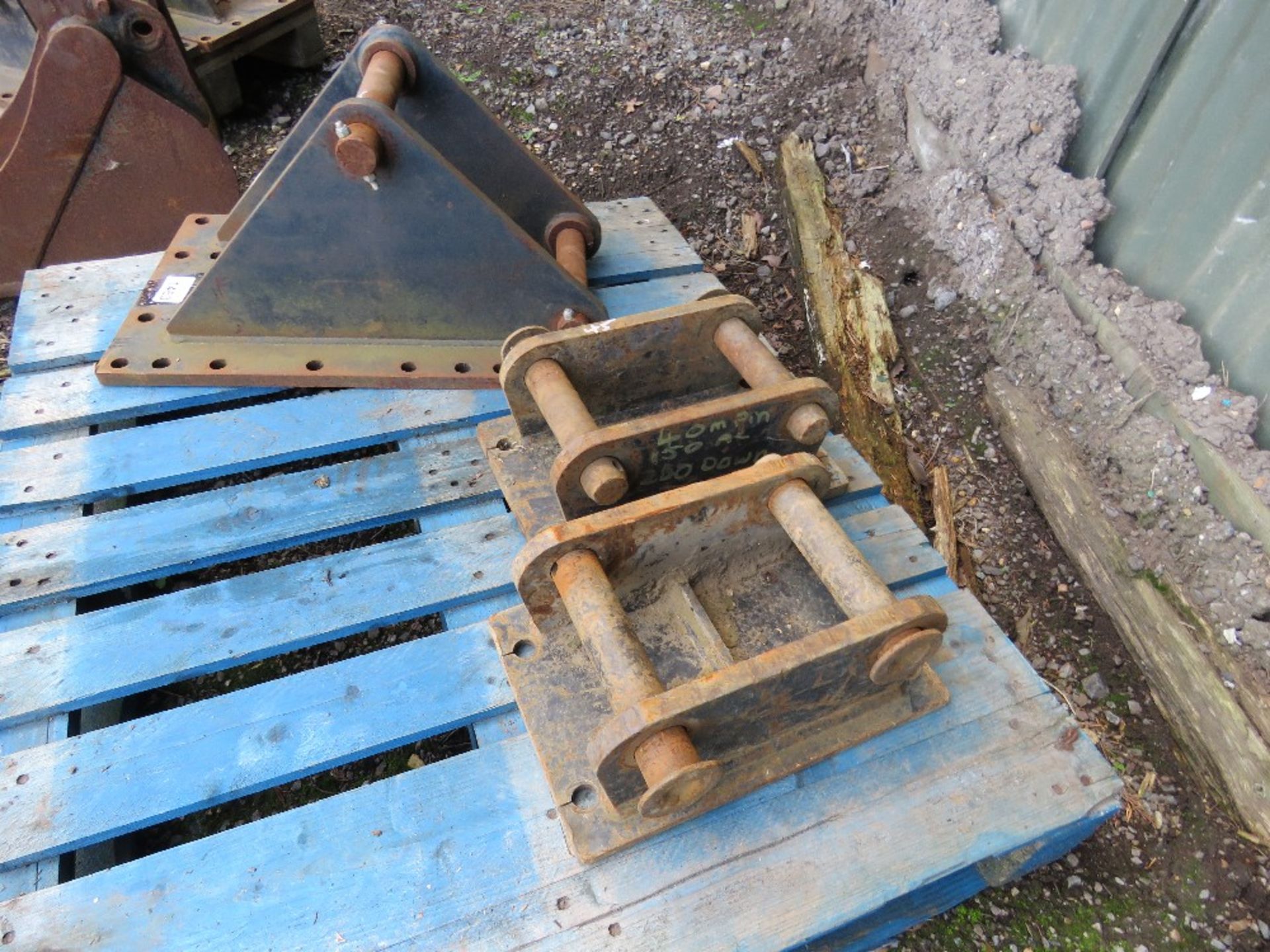 PALLET CONTAINING 3 X 45MM PINNED EXCAVATOR BREAKER HEADSTOCKS / MOUNTING BRACKETS. - Image 3 of 3