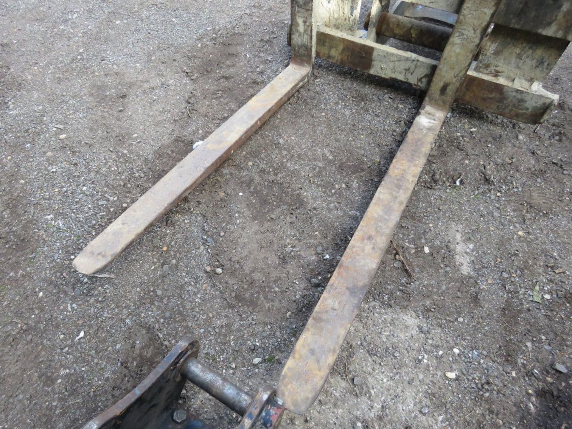 SET OF DROMONE EXCAVATOR MOUNTED PALLET FORKS, CURRENTLY ON 65MM PINNED BRACKET - Image 2 of 5