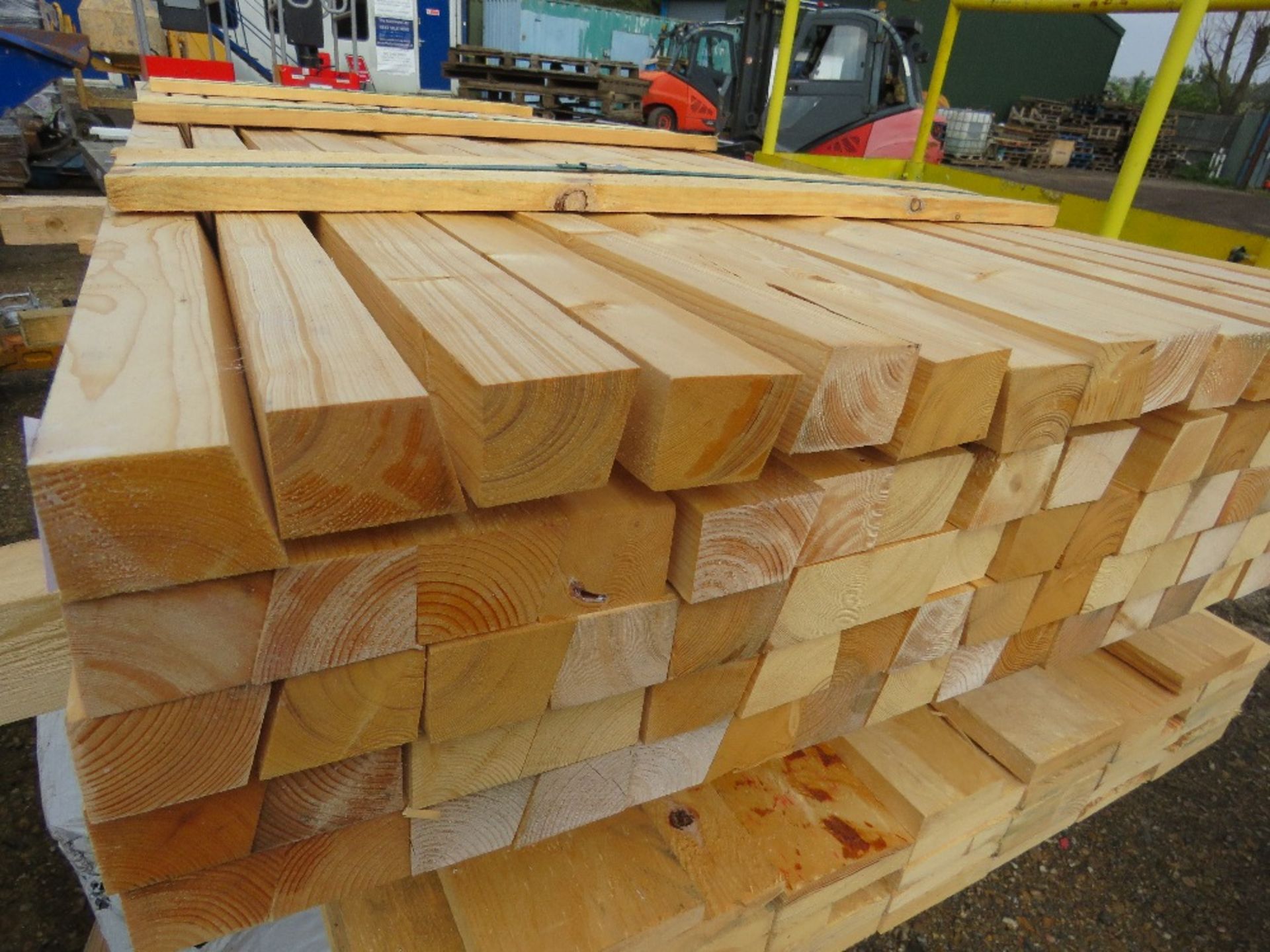 STACK OF ASSORTED FENCING TIMBERS. - Image 2 of 5