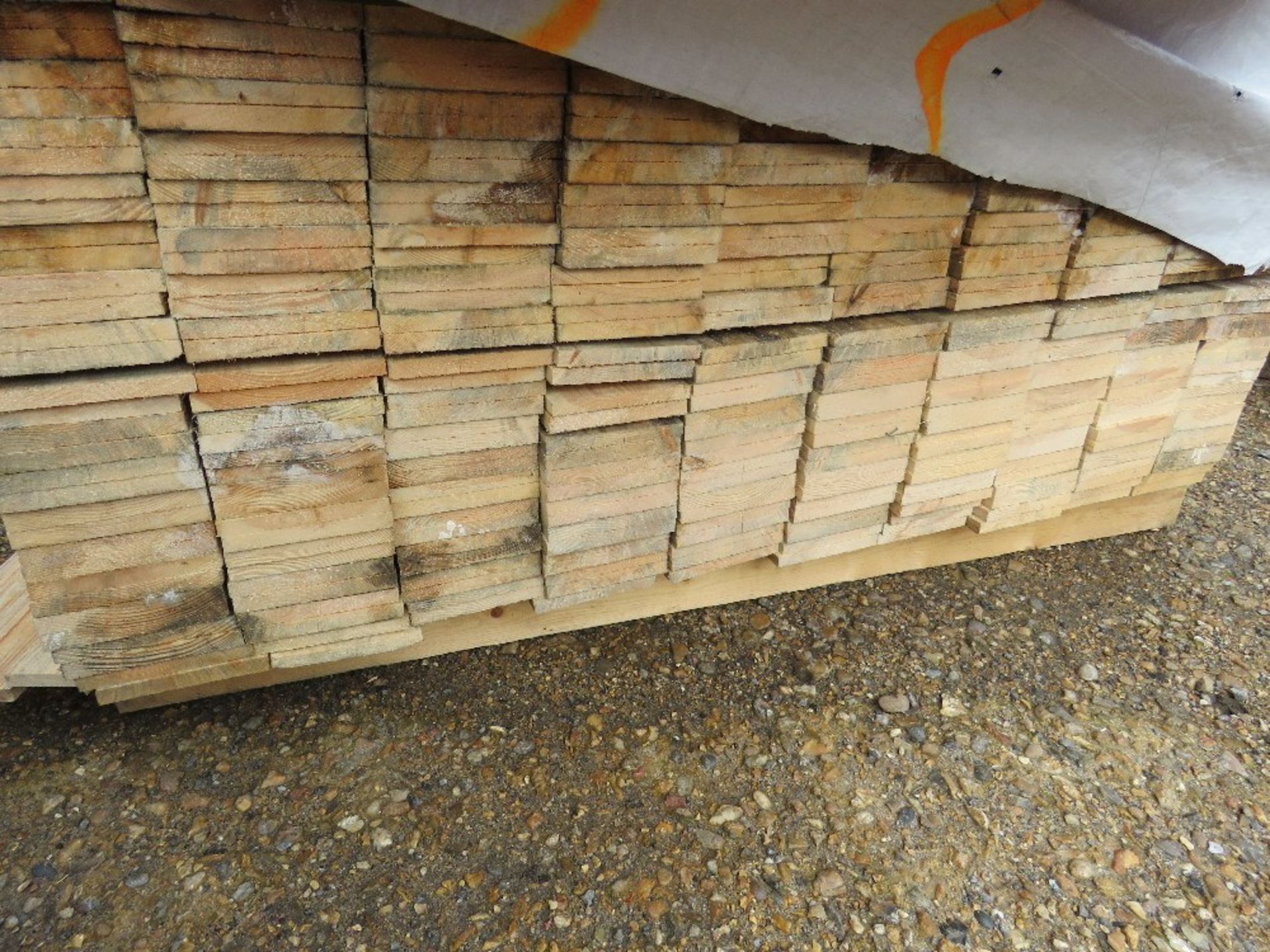 STACK OF ASSORTED FENCING TIMBERS. - Image 4 of 5