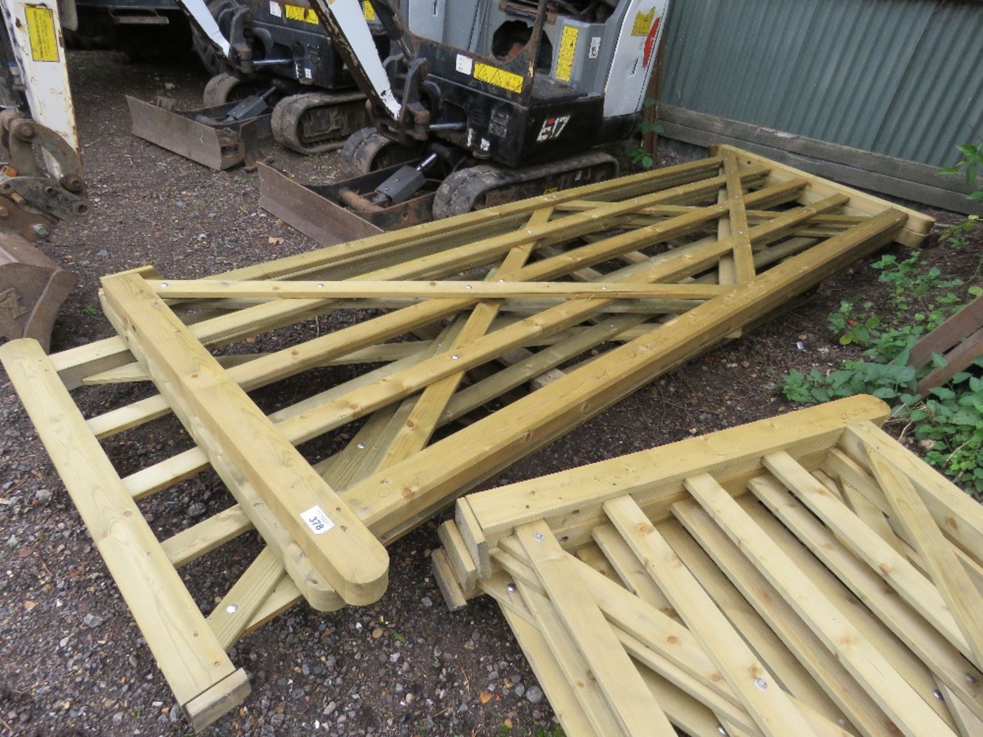3 X ASSORTED WOODEN FIELD/DRIVEWAY GATES: 2@3.6M , 1@4.2M WIDTH. - Image 2 of 2
