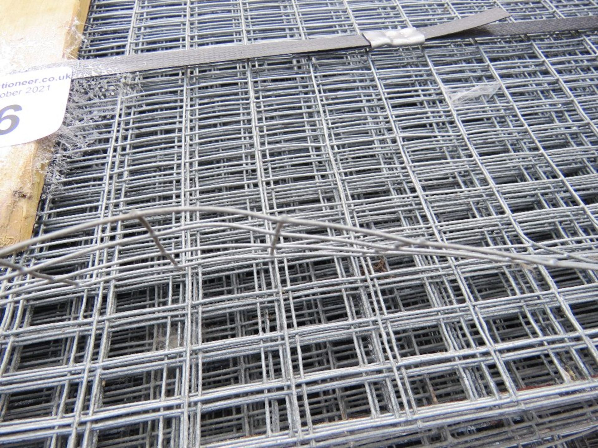 PALLET OF MESH PANELS, LIGHTWEIGHT, 2FT X 3FT APPROX. - Image 3 of 3