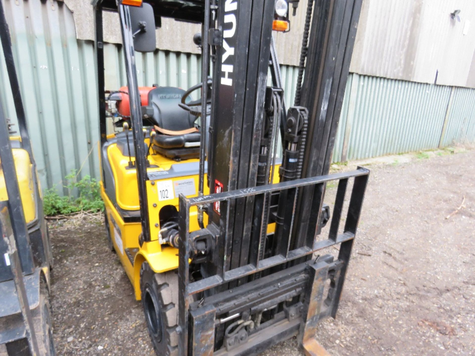 HYUNDAI 20L-7M GAS POWERED FORKLIFT TRUCK, YEAR 2018. 1600 REC HOURS APPROX. EXTRA SERVICE.