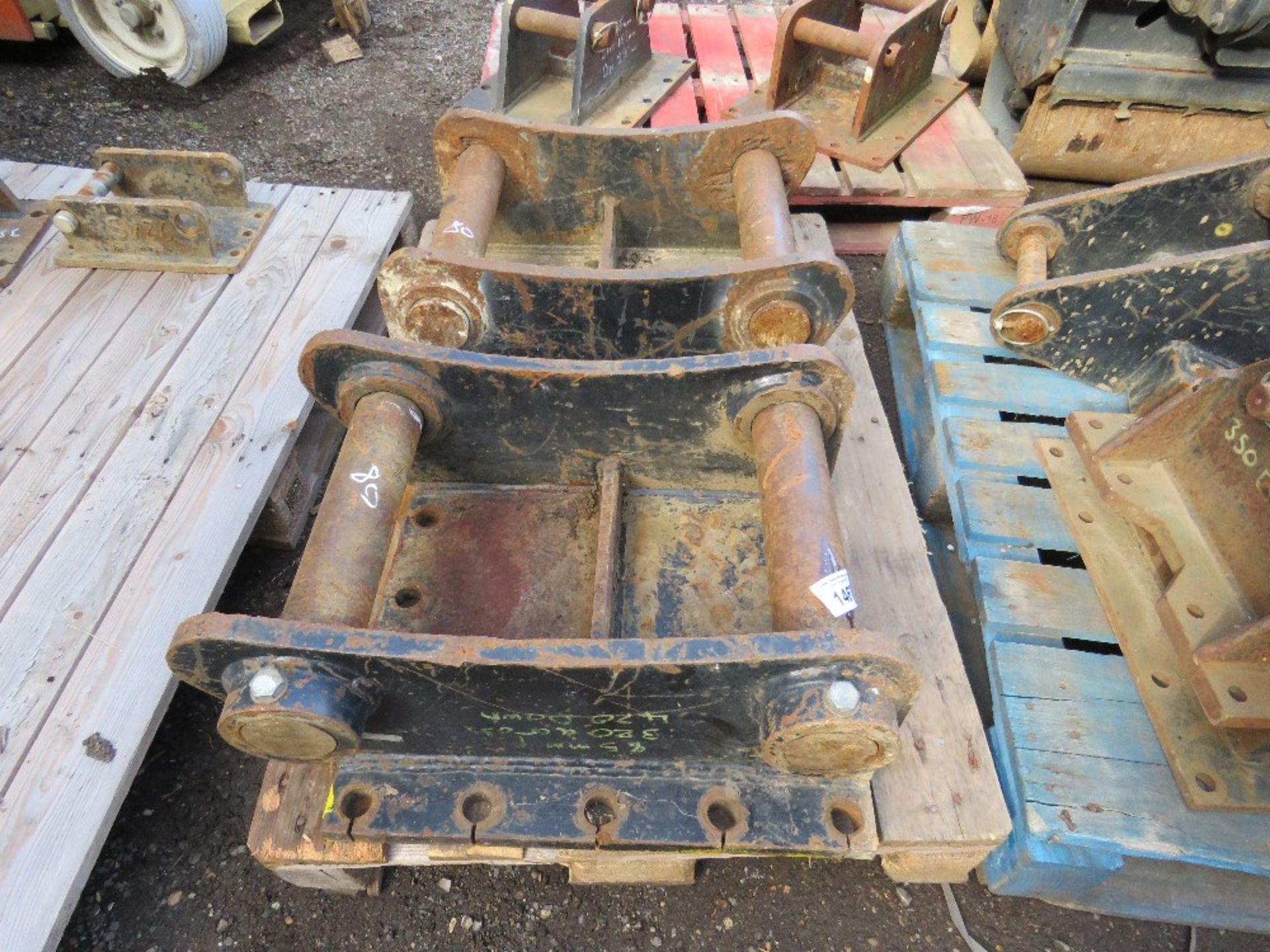 PALLET CONTAINING 2 X 80MM PINNED EXCAVATOR BREAKER HEADSTOCKS / MOUNTING BRACKETS. - Image 2 of 3