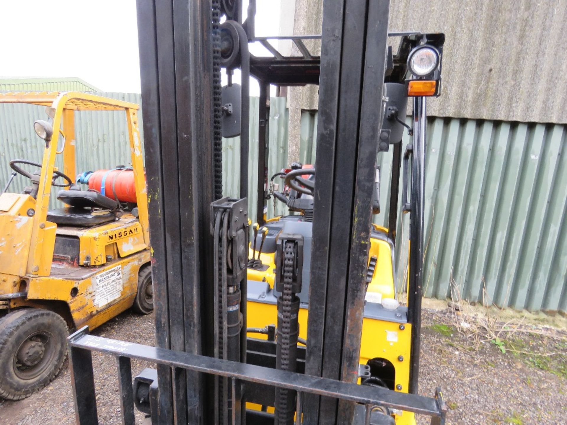 HYUNDAI 20L-7M GAS POWERED 2 TONNE FORKLIFT TRUCK. YEAR 2018 BUILD, LITTLE USED RECENTLY. - Image 3 of 12