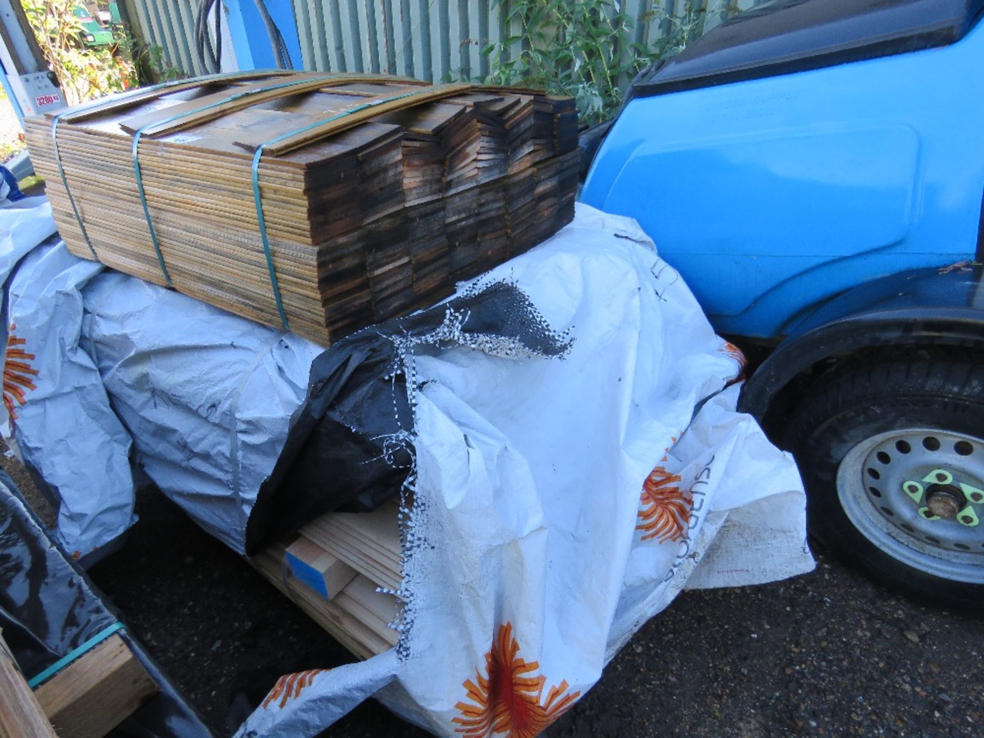 STACK OF UNTREATED HIT AND MISS AND SHIPLAP FENCE CLADDING TIMBERS. - Image 2 of 4