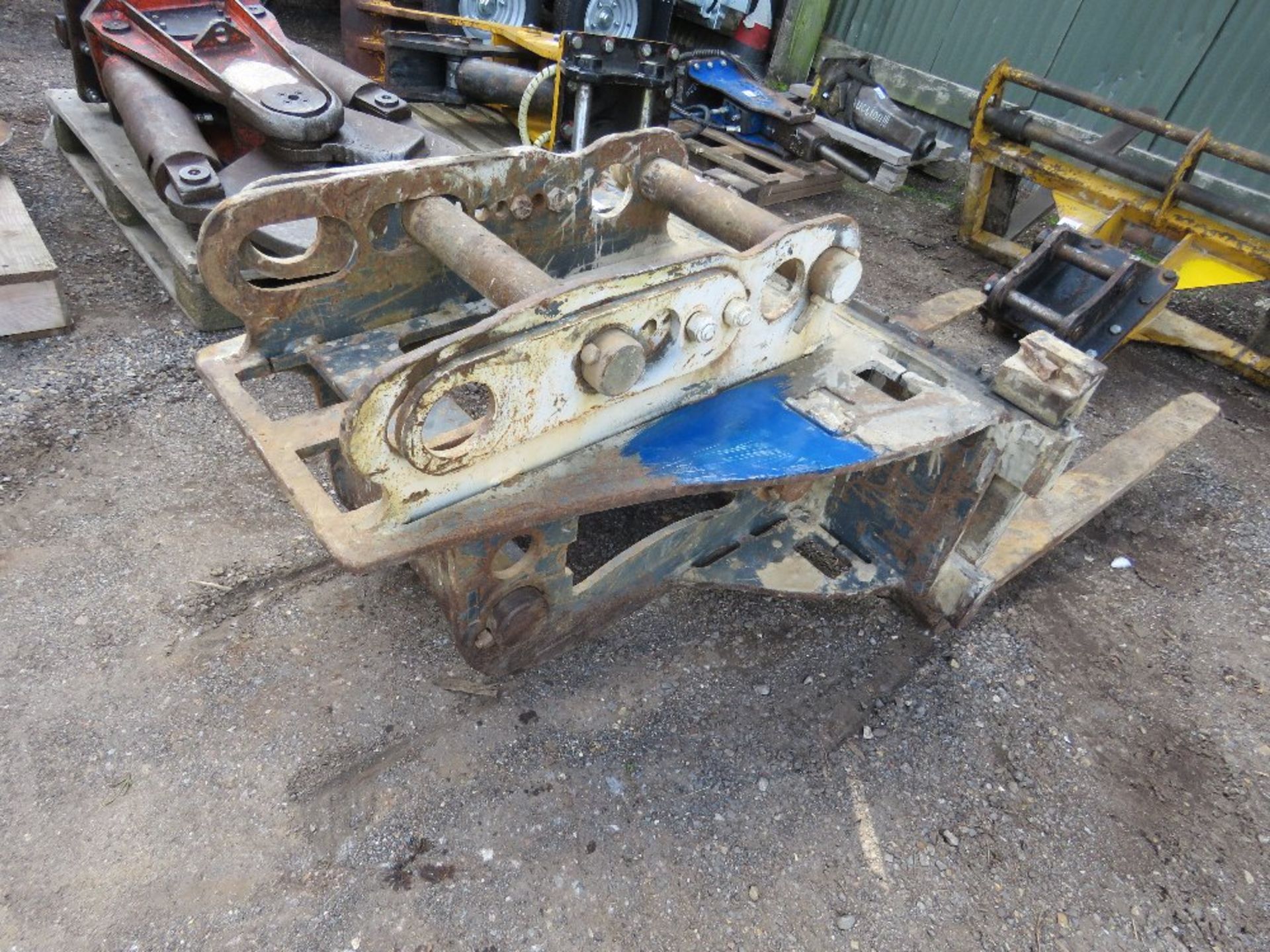 SET OF DROMONE EXCAVATOR MOUNTED PALLET FORKS, CURRENTLY ON 65MM PINNED BRACKET - Image 4 of 5