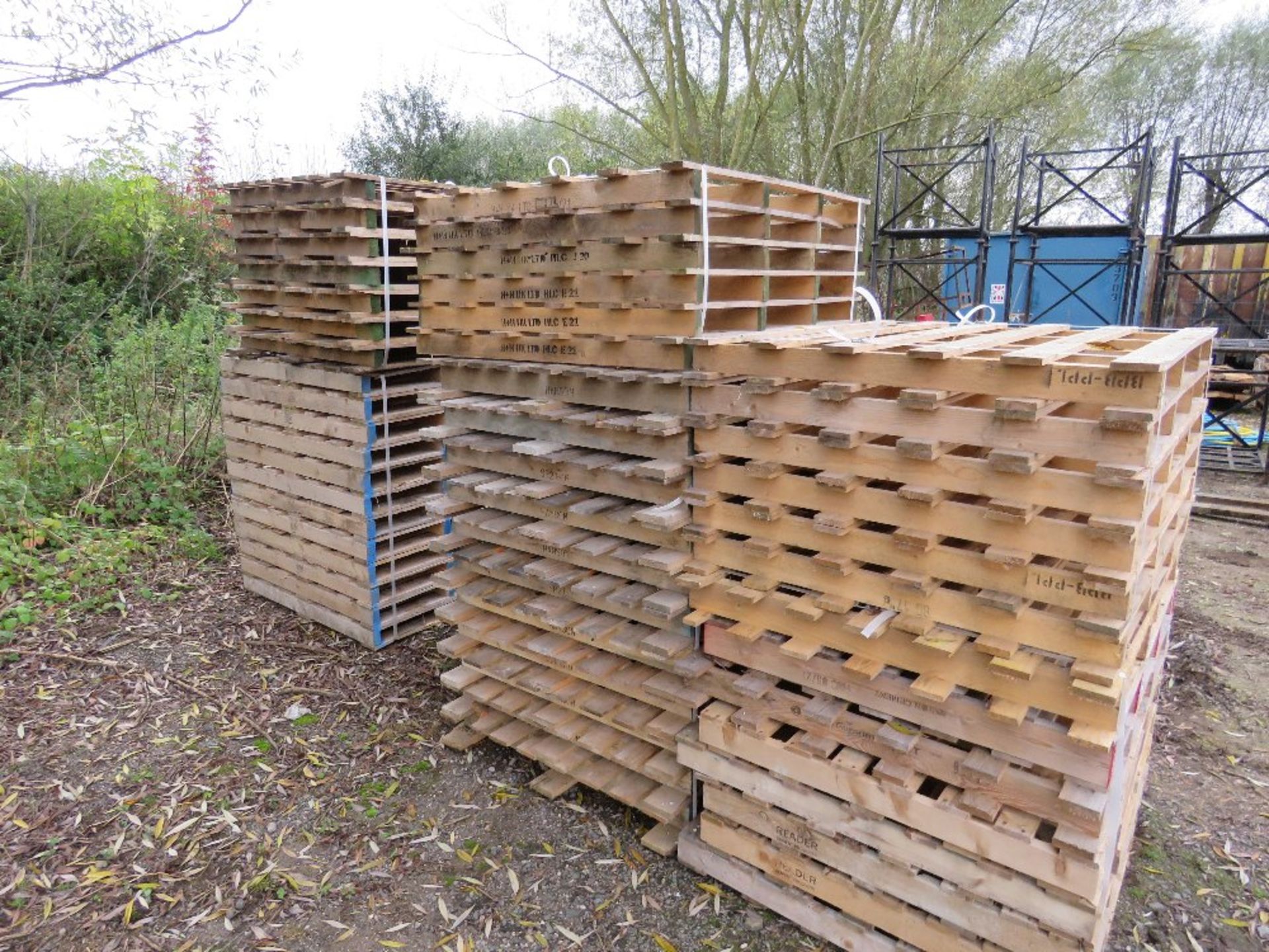 50 X WOODEN PALLETS. THIS LOT IS SOLD UNDER THE AUCTIONEERS MARGIN SCHEME THEREFORE THERE IS NO VAT - Image 3 of 3