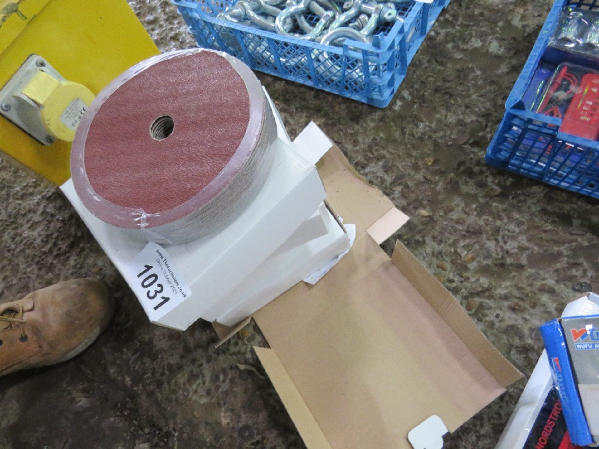 QUANTITY OF SANDING DISCS.