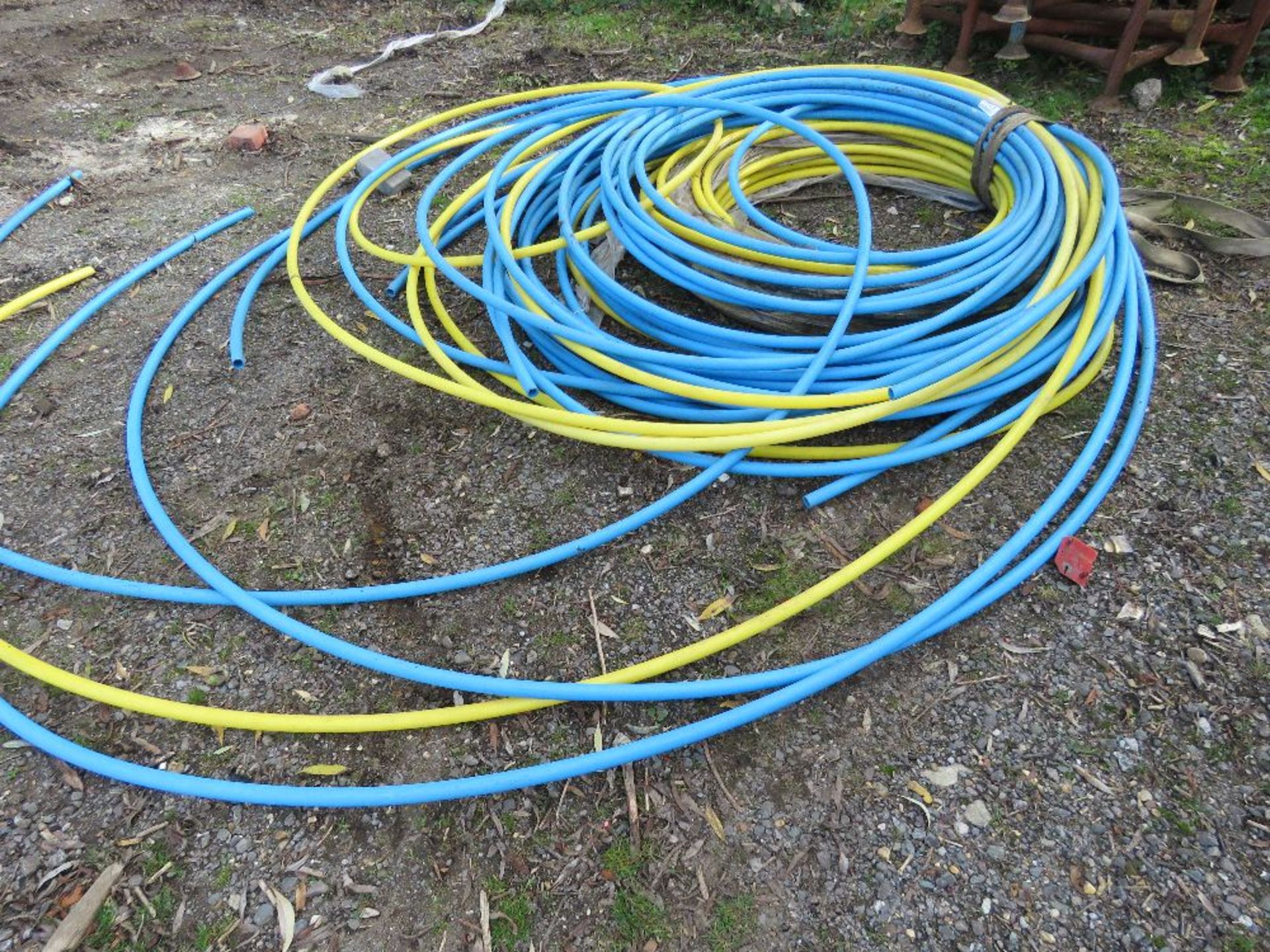 ASSORTED PLASTIC WATER PIPES. SOLD UNDER THE AUCTIONEERS MARGIN SCHEME, THEREFORE NO VAT CHARGED ON - Image 2 of 2