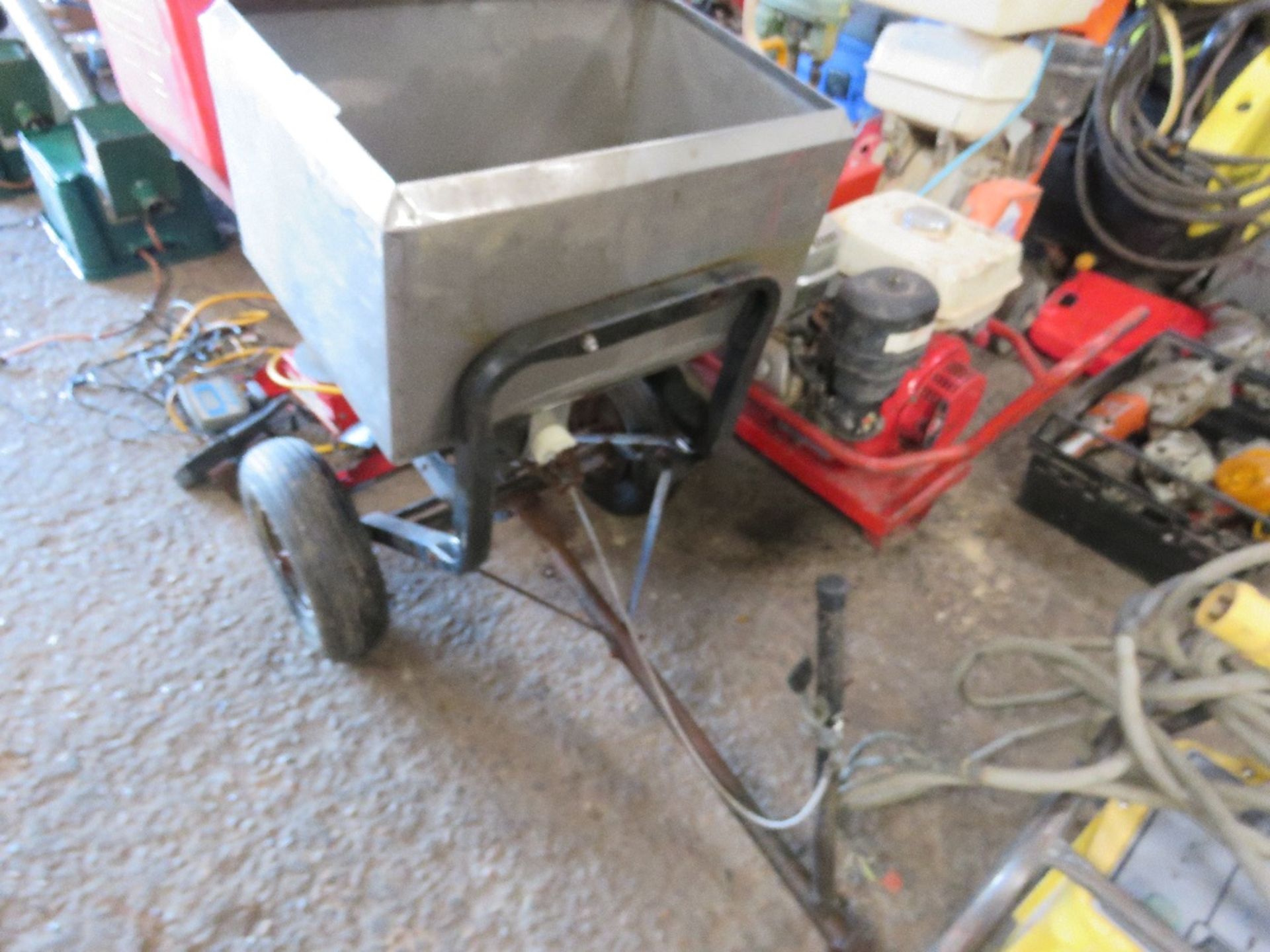 SMALL SIZED SPREADER UNIT FOR GARDEN TRACTOR. - Image 2 of 3