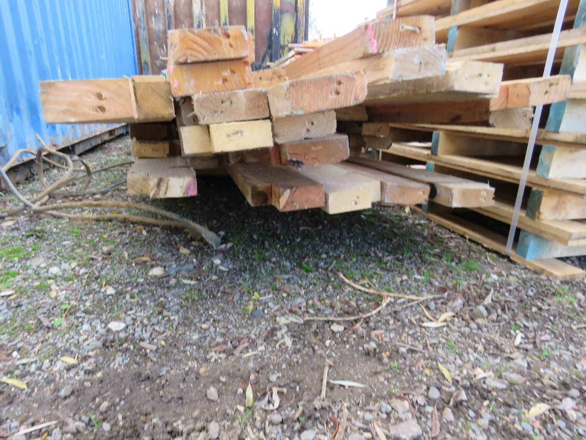 LARGE BUNDLE OF PRE USED TIMBERS, MOST 6" X 2" AND BEING 9FT - 16FT LENGTH APPROX. SOLD UNDER THE A - Image 4 of 5