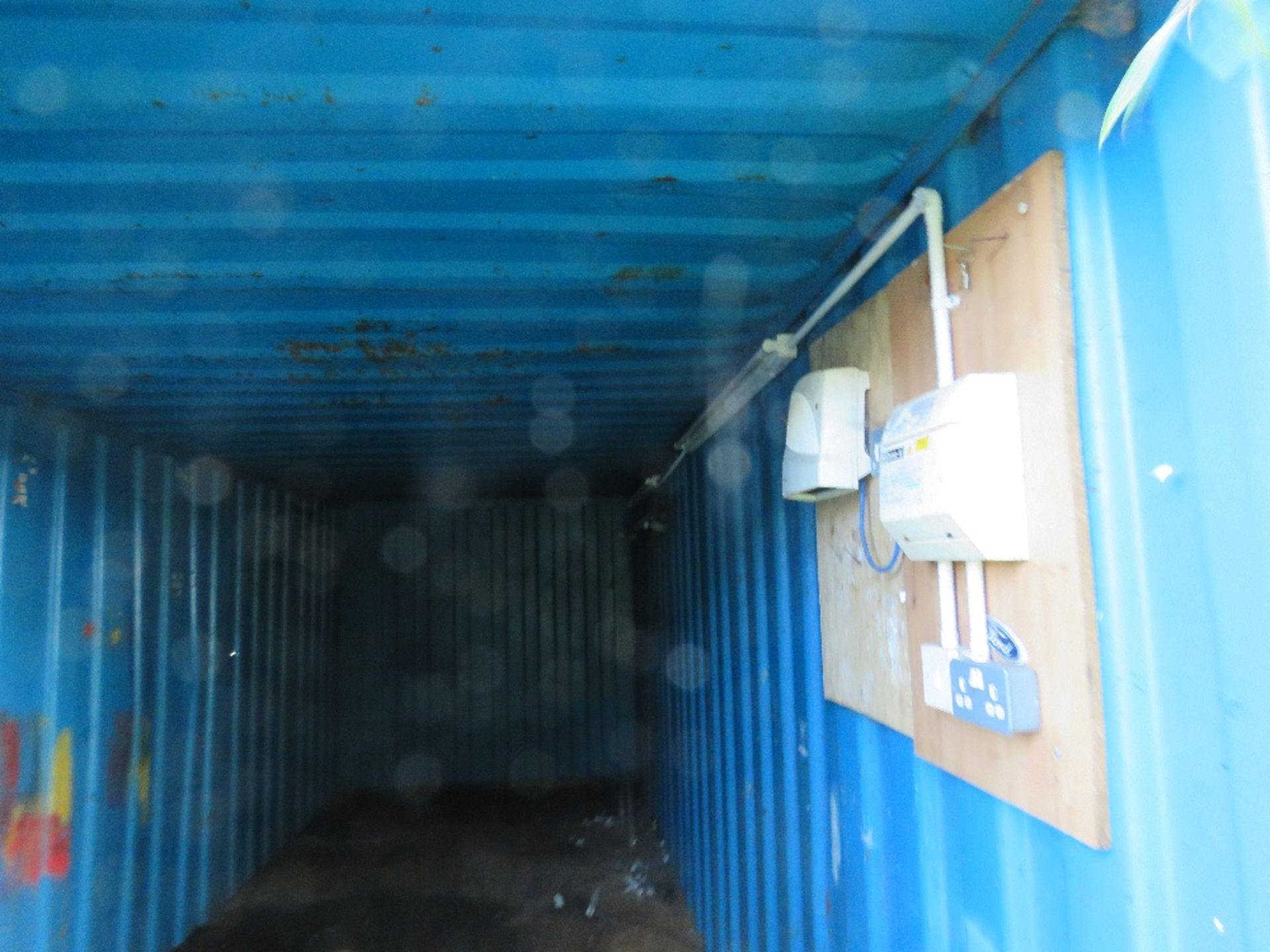 STEEL BLUE PAINTED SECURE CONTAINER STORE UNIT, 20FT LENGTH APPROX. WE CAN LIFT ONTO A SUITABLE VEHI - Image 5 of 6