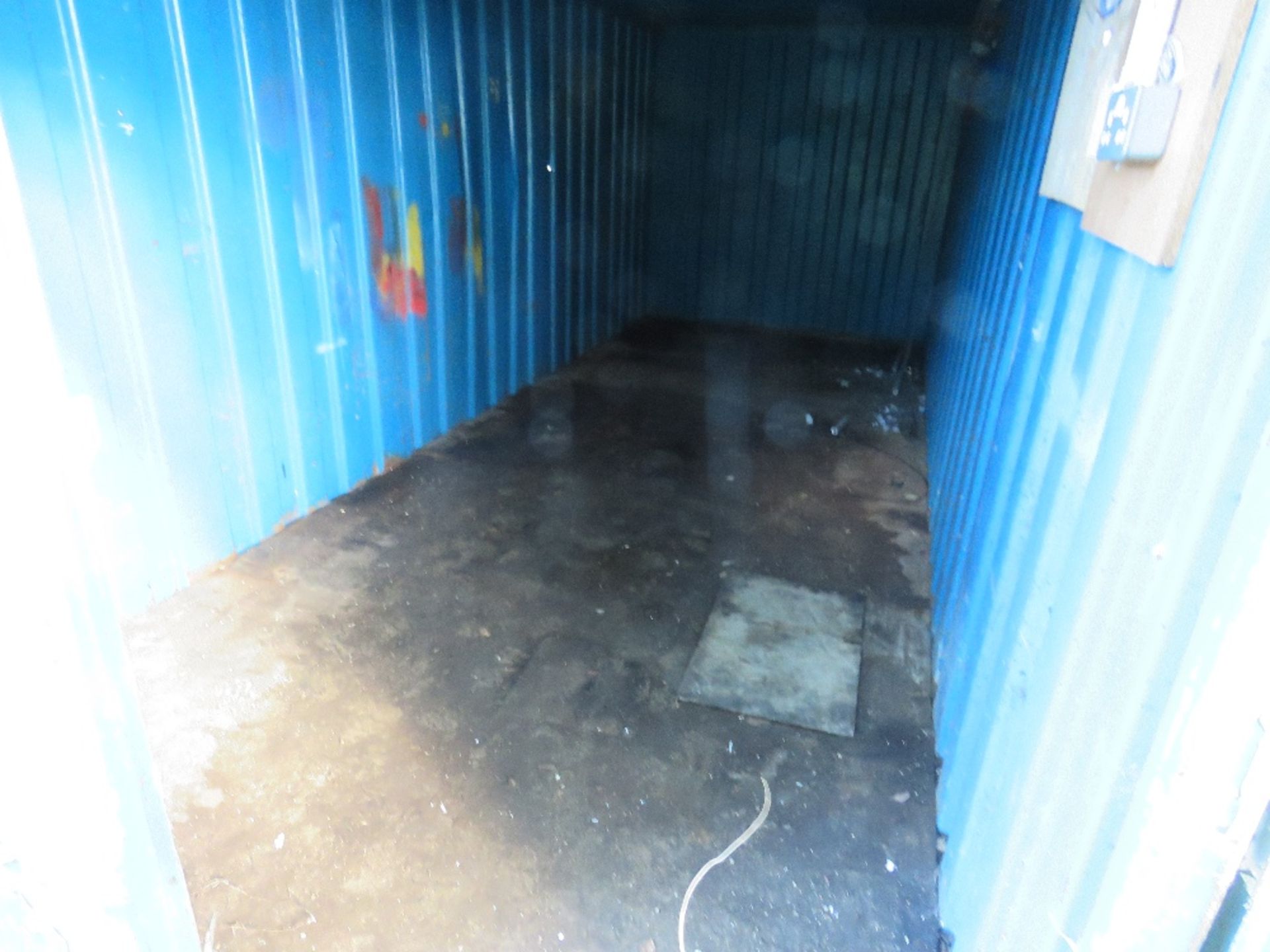 STEEL BLUE PAINTED SECURE CONTAINER STORE UNIT, 20FT LENGTH APPROX. WE CAN LIFT ONTO A SUITABLE VEHI - Image 4 of 6