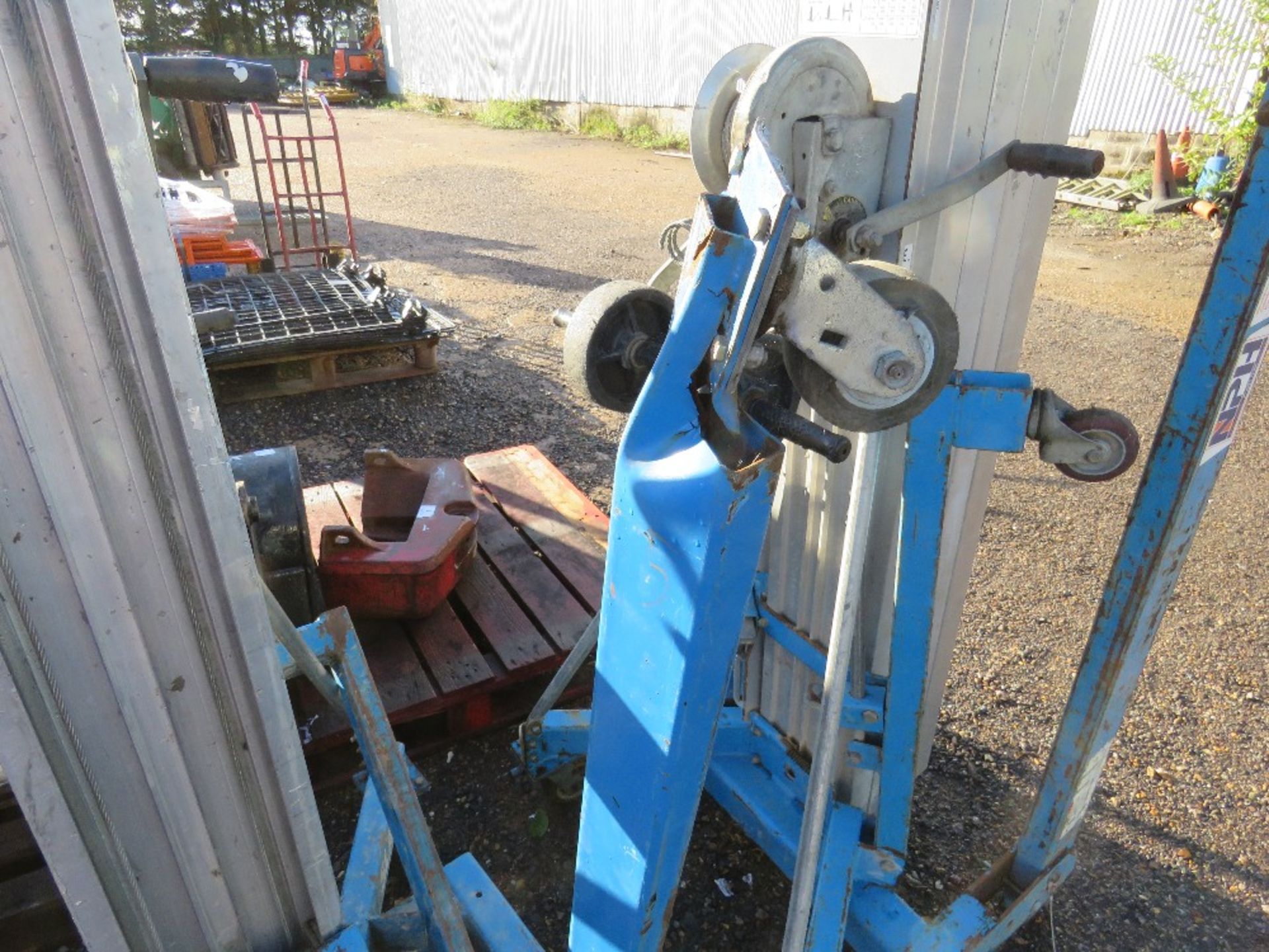 GENIE 3 STAGE MATERIAL LIFT UNIT WITH FORKS. - Image 5 of 6