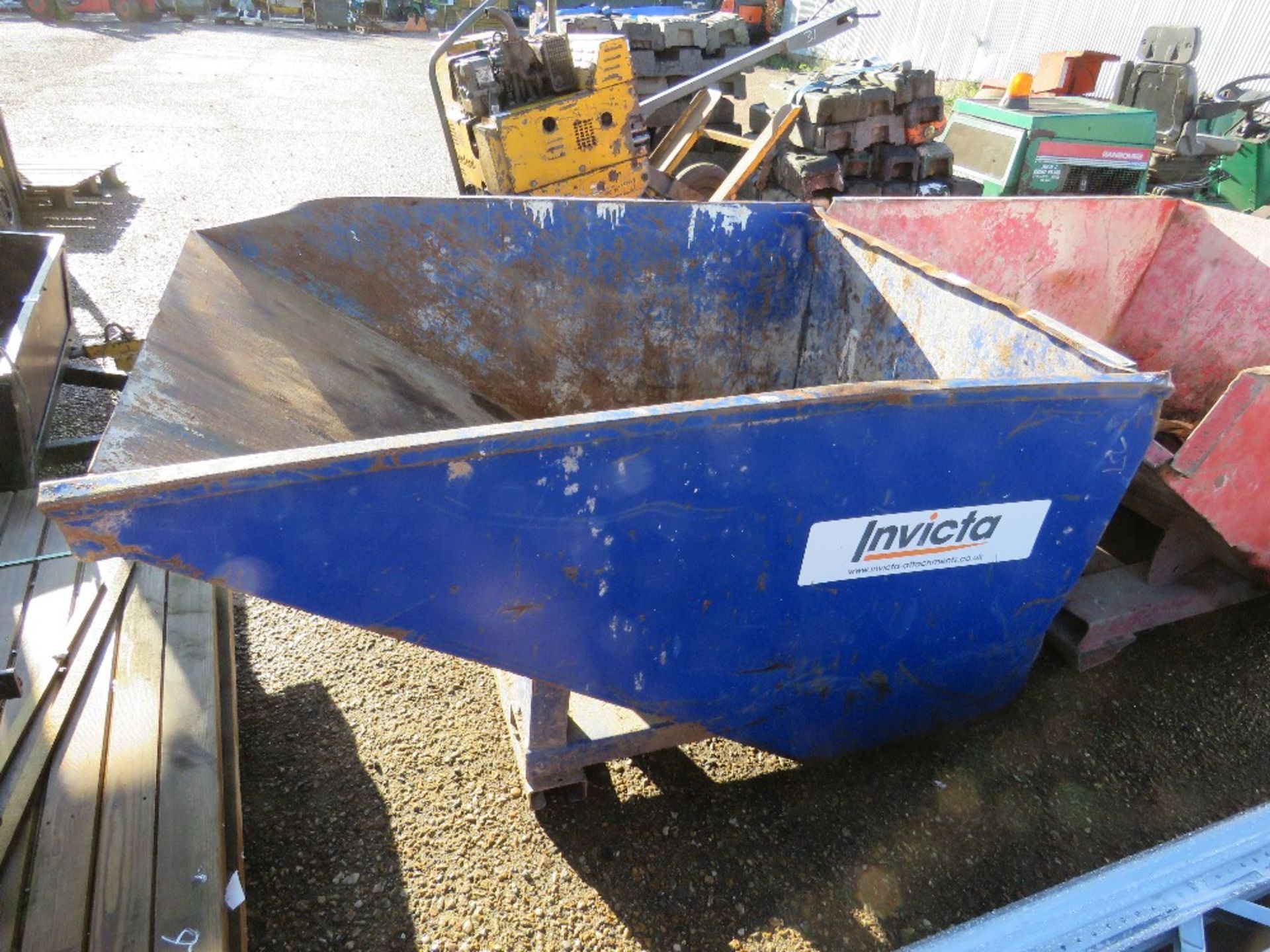 TELEHANDLER MOUNTED TIP SKIP WITH FORK LOCK SYSTEM.