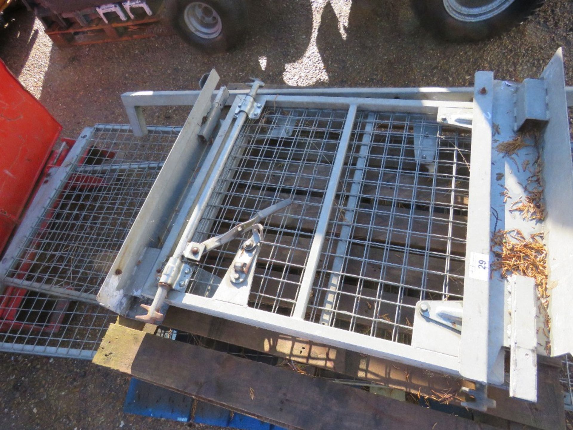 2 X MESH CAGE SIDES PLUS BARN DOORS PREVIOUSLY USED ON 3500KG TIPPER. 10FT LENGTH APPROX. - Image 3 of 3