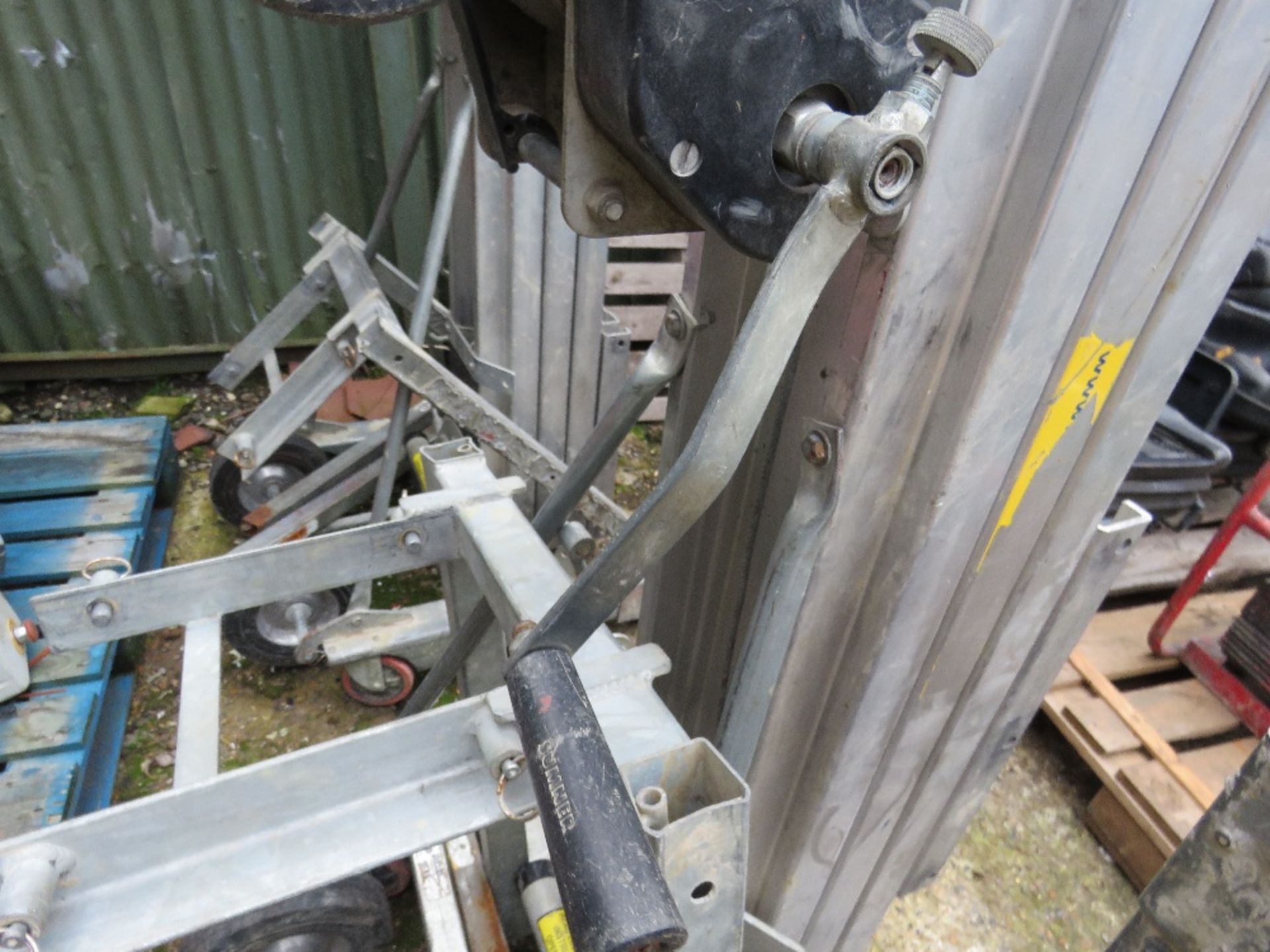 SUMNER LIFT 2015 MATERIAL LIFT WITH FORKS AND EXTENSIONS. - Image 2 of 5