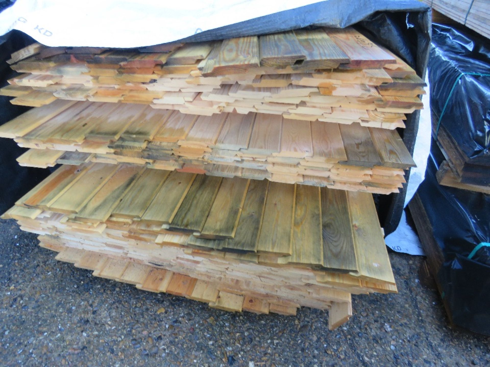 STACK OF UNTREATED HIT AND MISS AND SHIPLAP FENCE CLADDING TIMBERS. - Image 4 of 4