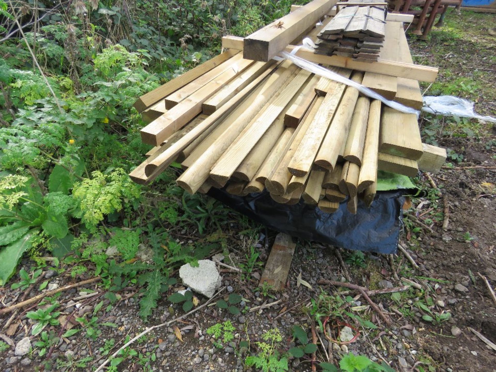 STACK OF ASSORTED FENCING TIMBERS AND CLADDING. - Image 3 of 4