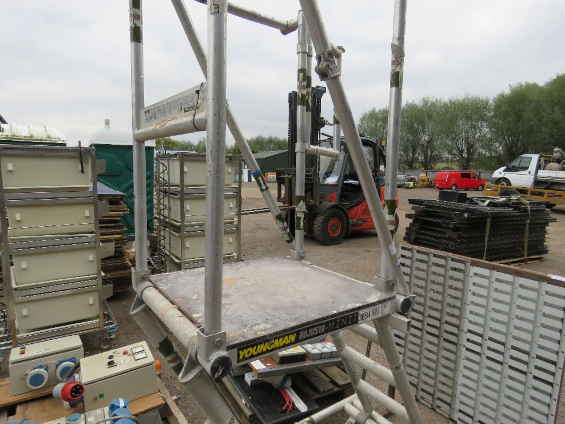 YOUNGMAN ADJUSTAMINIT WHEELED PODIUM. SOLD UNDER THE AUCTIONEERS MARGIN SCHEME, THEREFORE NO VAT CHA - Image 3 of 4