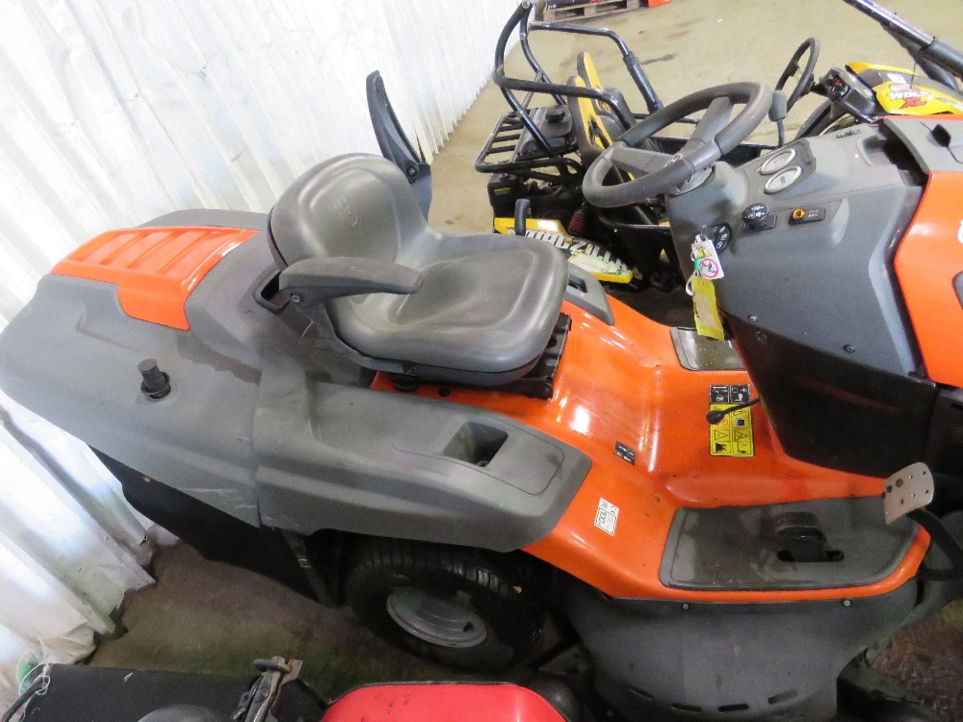 HUSQVARNA HYDRO TC342T RIDE ON MOWER WITH A COLLECTOR. WITH A KEY, BATTERY LOW WHEN DELIVERED THERE - Image 4 of 6