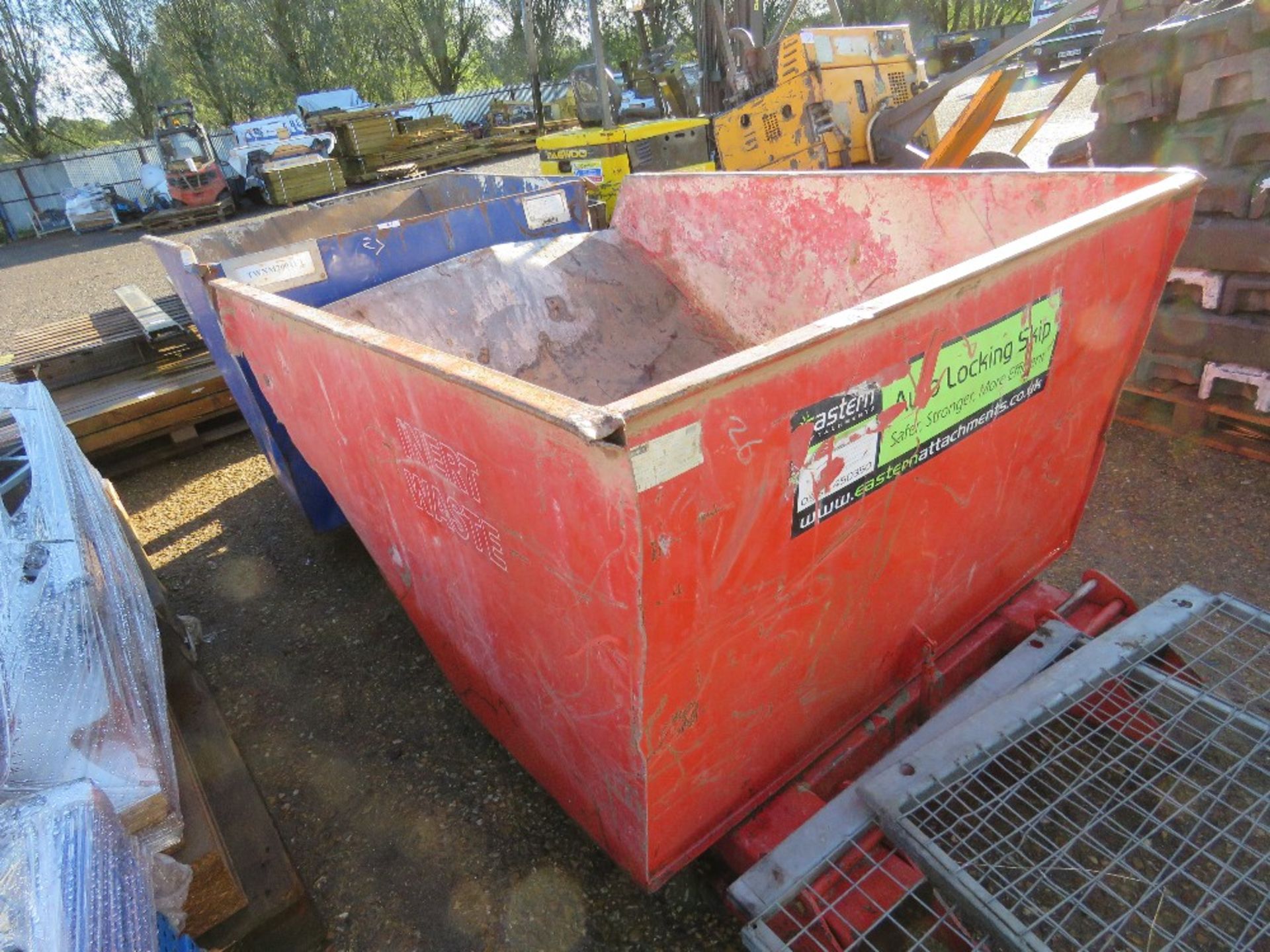 TELEHANDLER MOUNTED TIP SKIP WITH FORK LOCK SYSTEM.