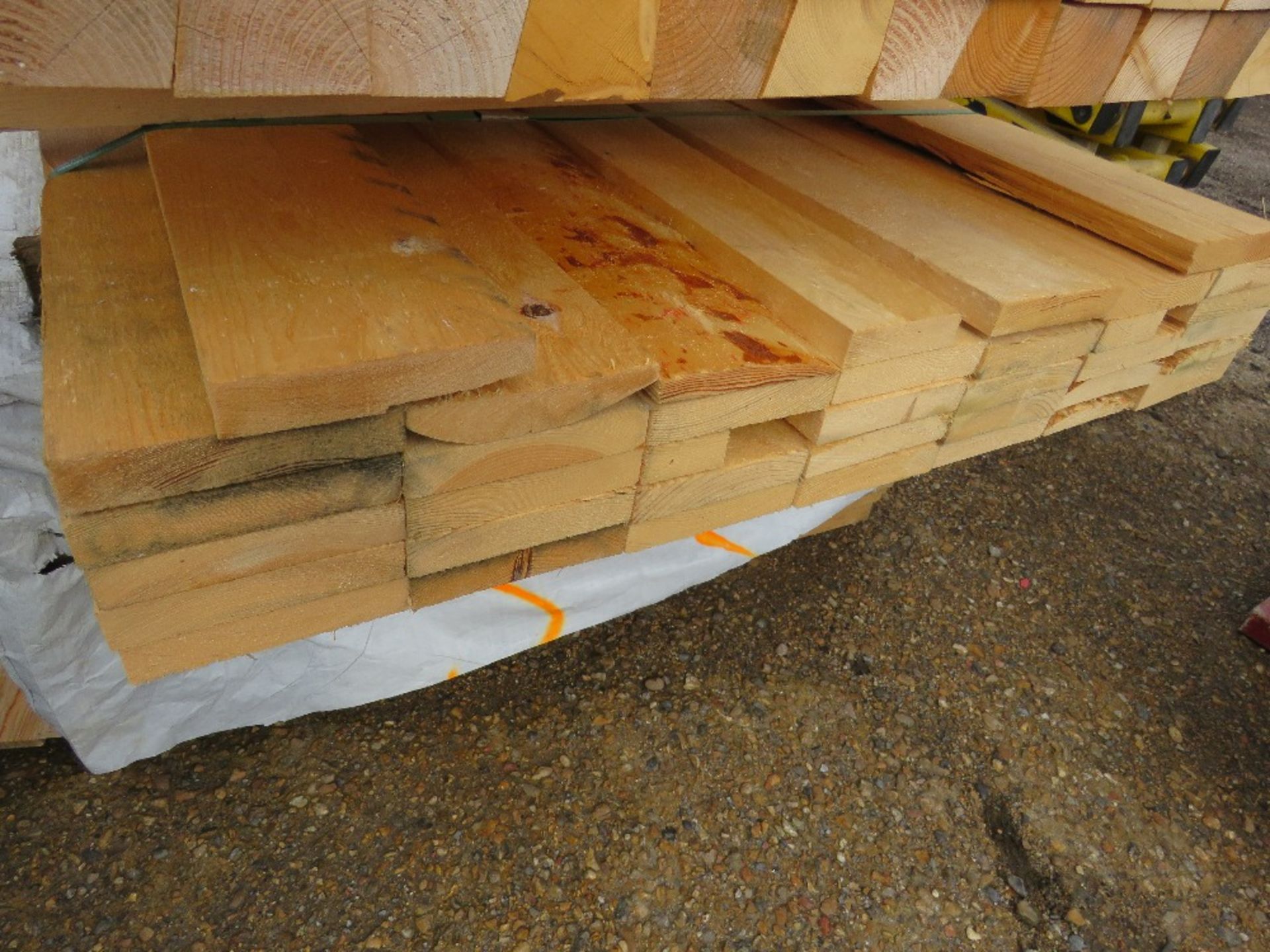 STACK OF ASSORTED FENCING TIMBERS. - Image 3 of 5