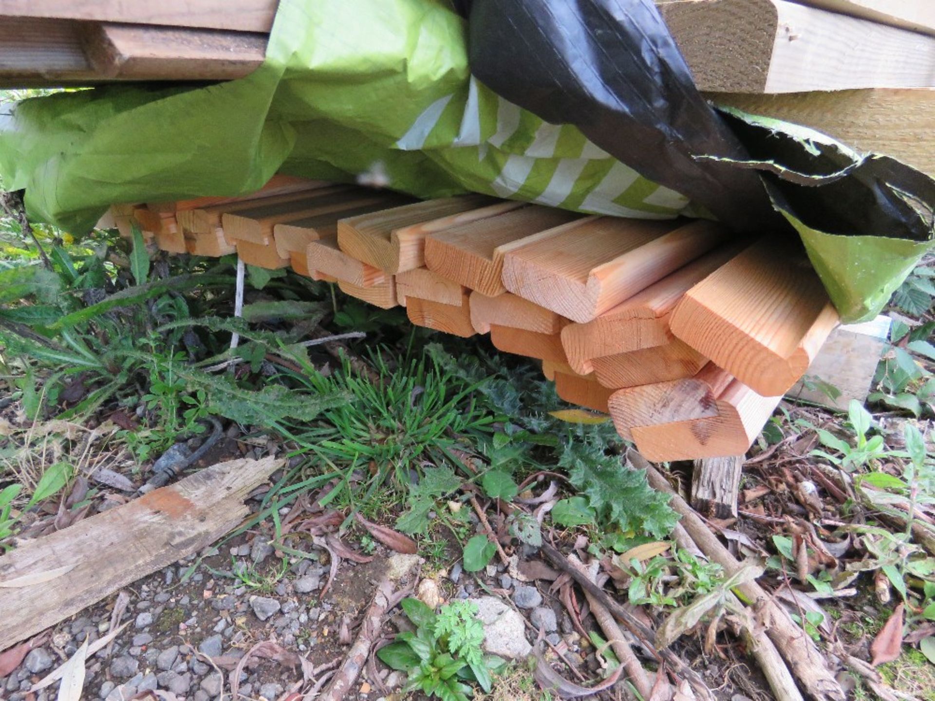 STACK OF ASSORTED FENCING TIMBERS AND CLADDING. - Image 4 of 4