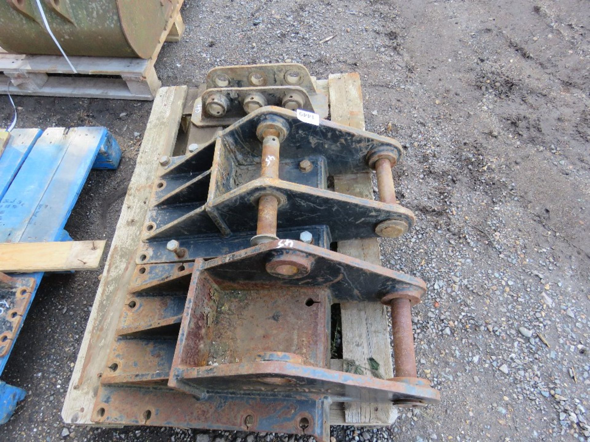 PALLET CONTAINING 2 X 45MM PINNED EXCAVATOR BREAKER HEADSTOCKS / MOUNTING BRACKETS, PLUS A BOOM MOUN - Image 2 of 3