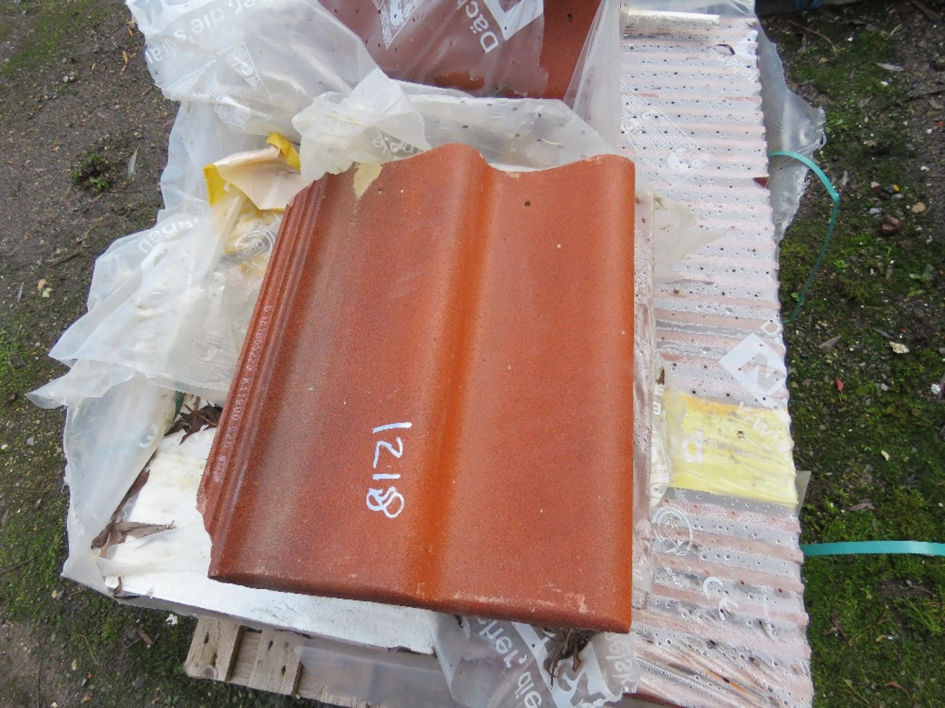 PALLET OF RED CONCRETE PANTILES. NO VAT ON HAMMER PRICE. - Image 3 of 3