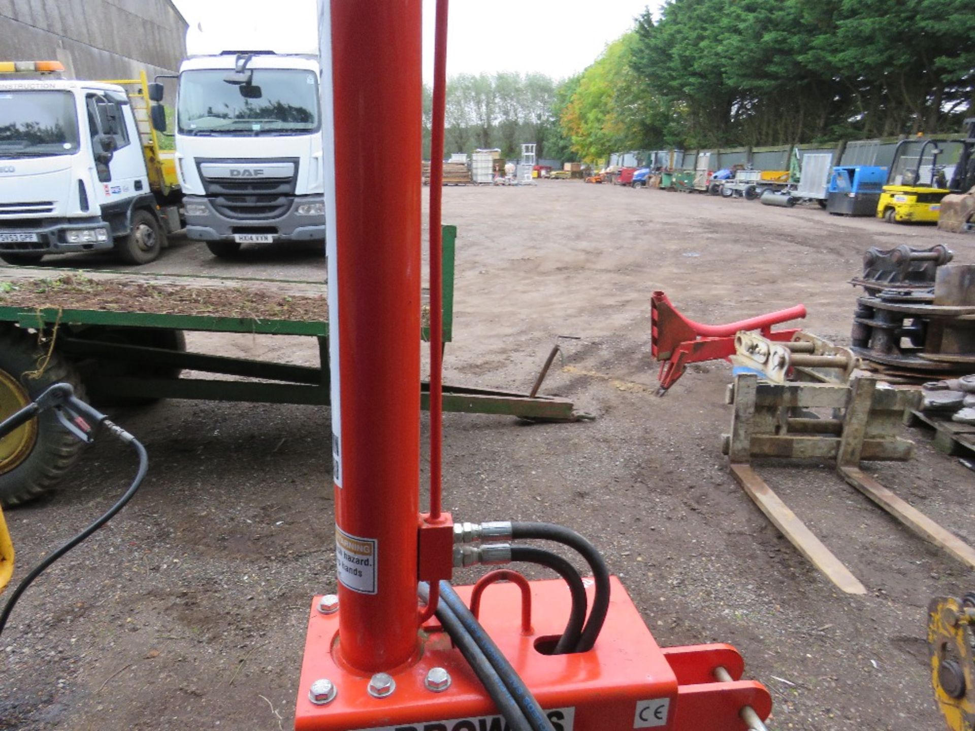 BROWNS HYDRAULIC TRACTOR MOUNTED VERTICAL LOG SPLITTER. - Image 6 of 6