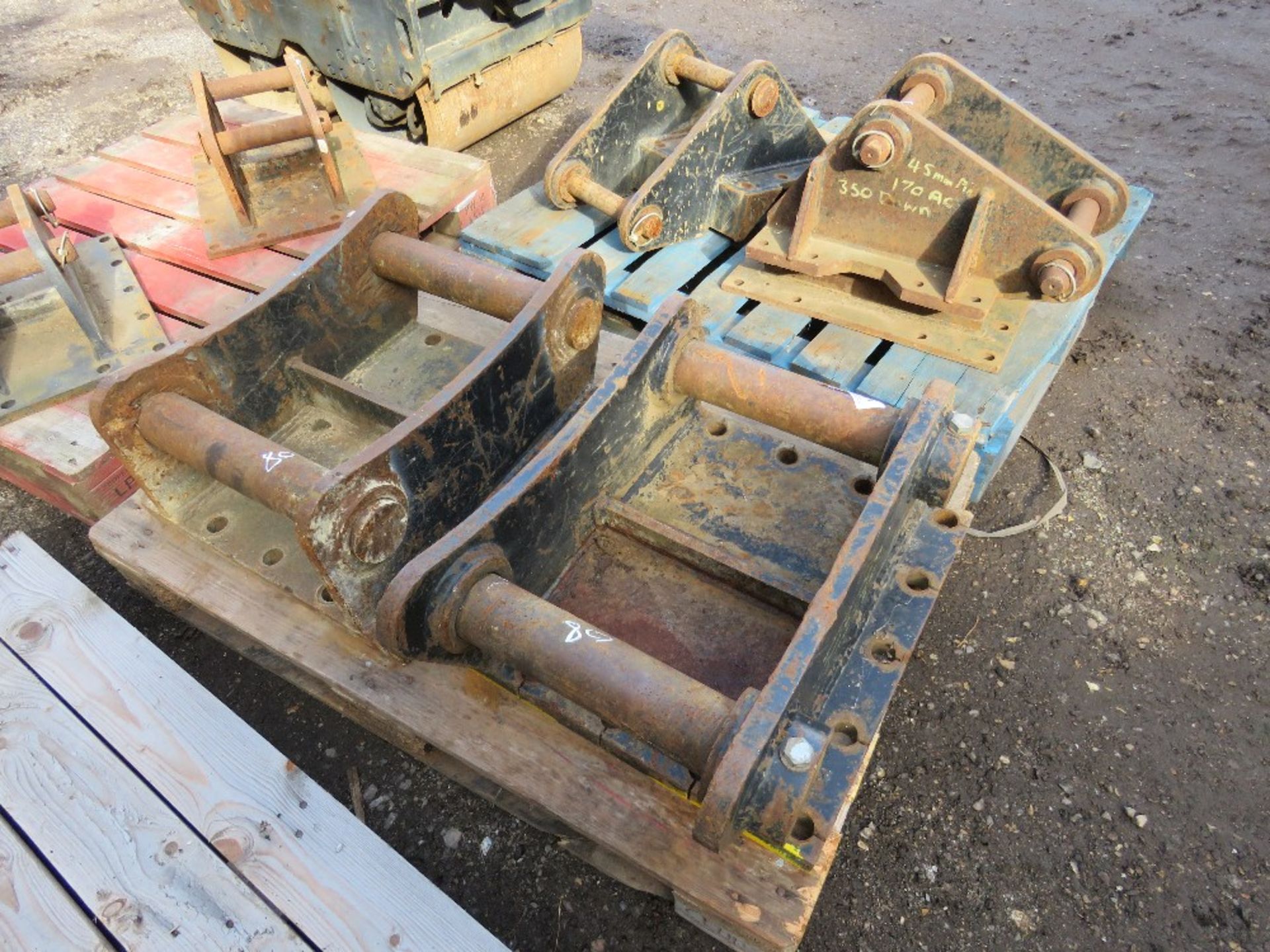 PALLET CONTAINING 2 X 80MM PINNED EXCAVATOR BREAKER HEADSTOCKS / MOUNTING BRACKETS. - Image 3 of 3