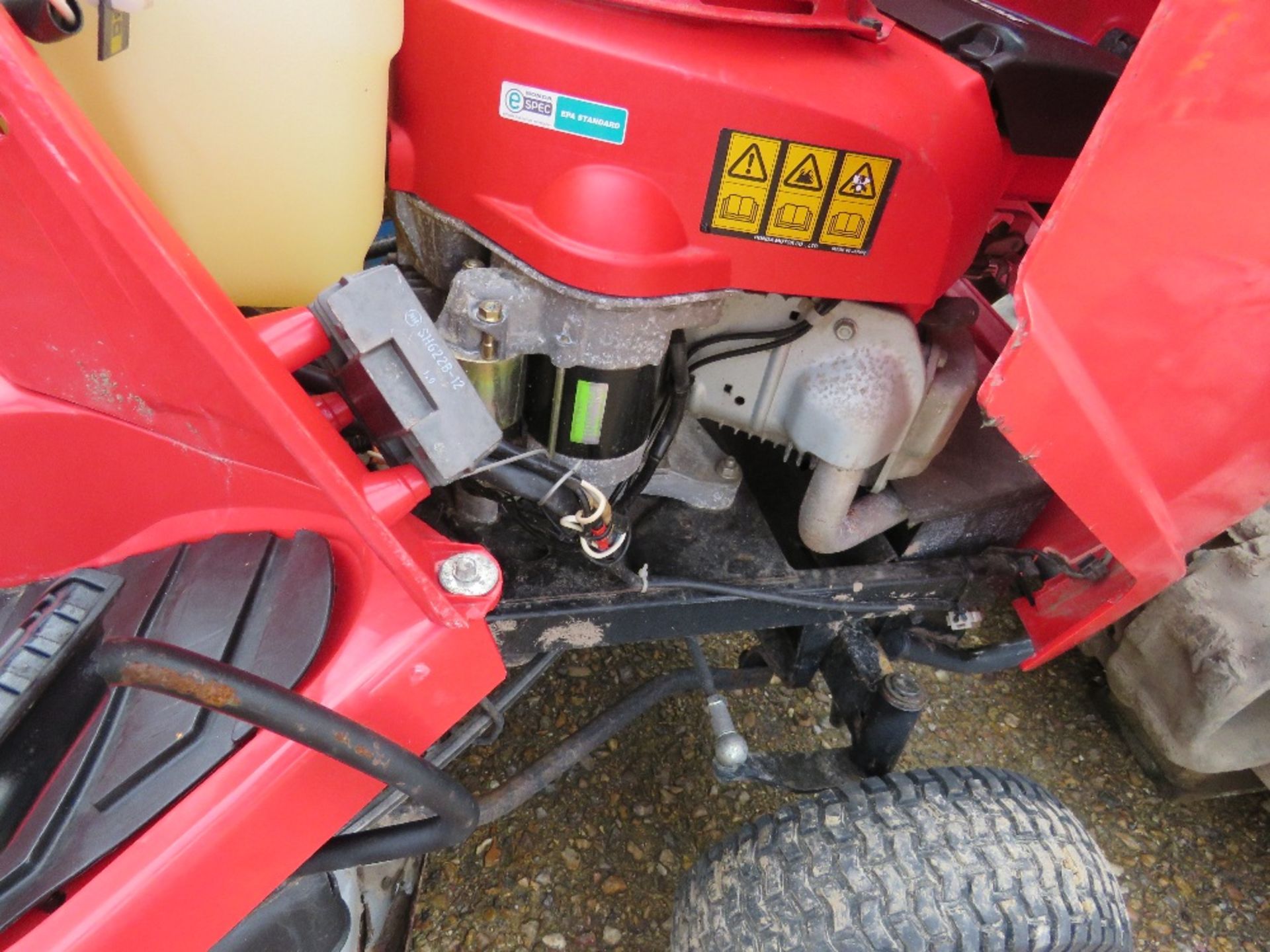 HONDA V TWIN 2114 RIDE ON MOWER WITH COLLECTOR. NO KEY THEREFORE UNTESTED. - Image 4 of 4