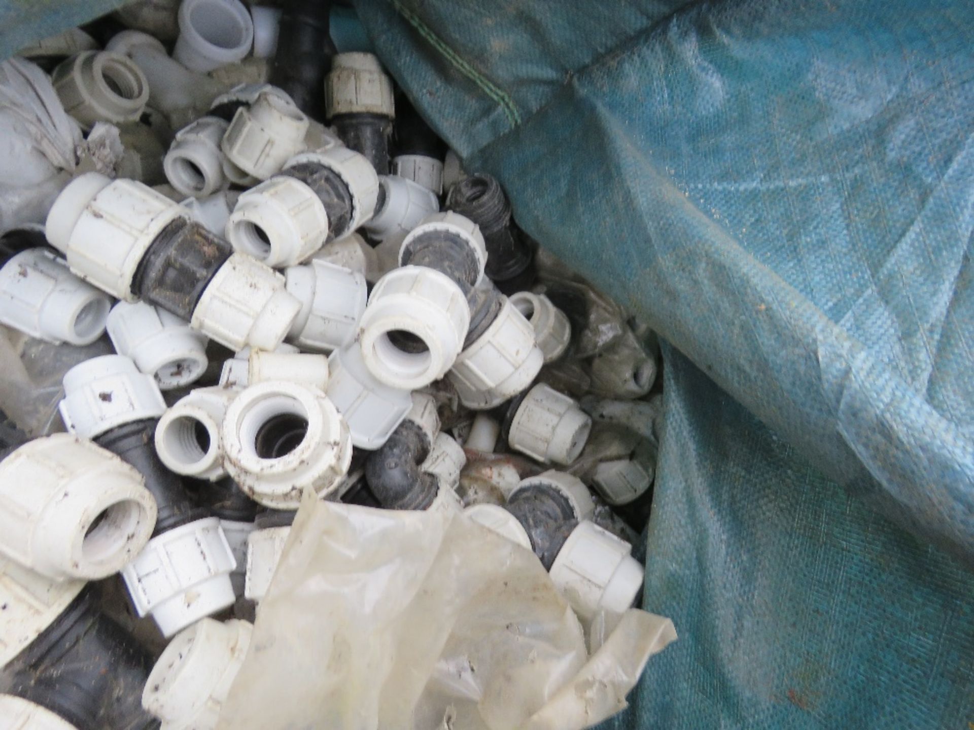 BULK BAG OF WATER PIPE PLASTIC COMPRESSION FITTINGS. SOLD UNDER THE AUCTIONEERS MARGIN SCHEME, THERE - Image 3 of 3