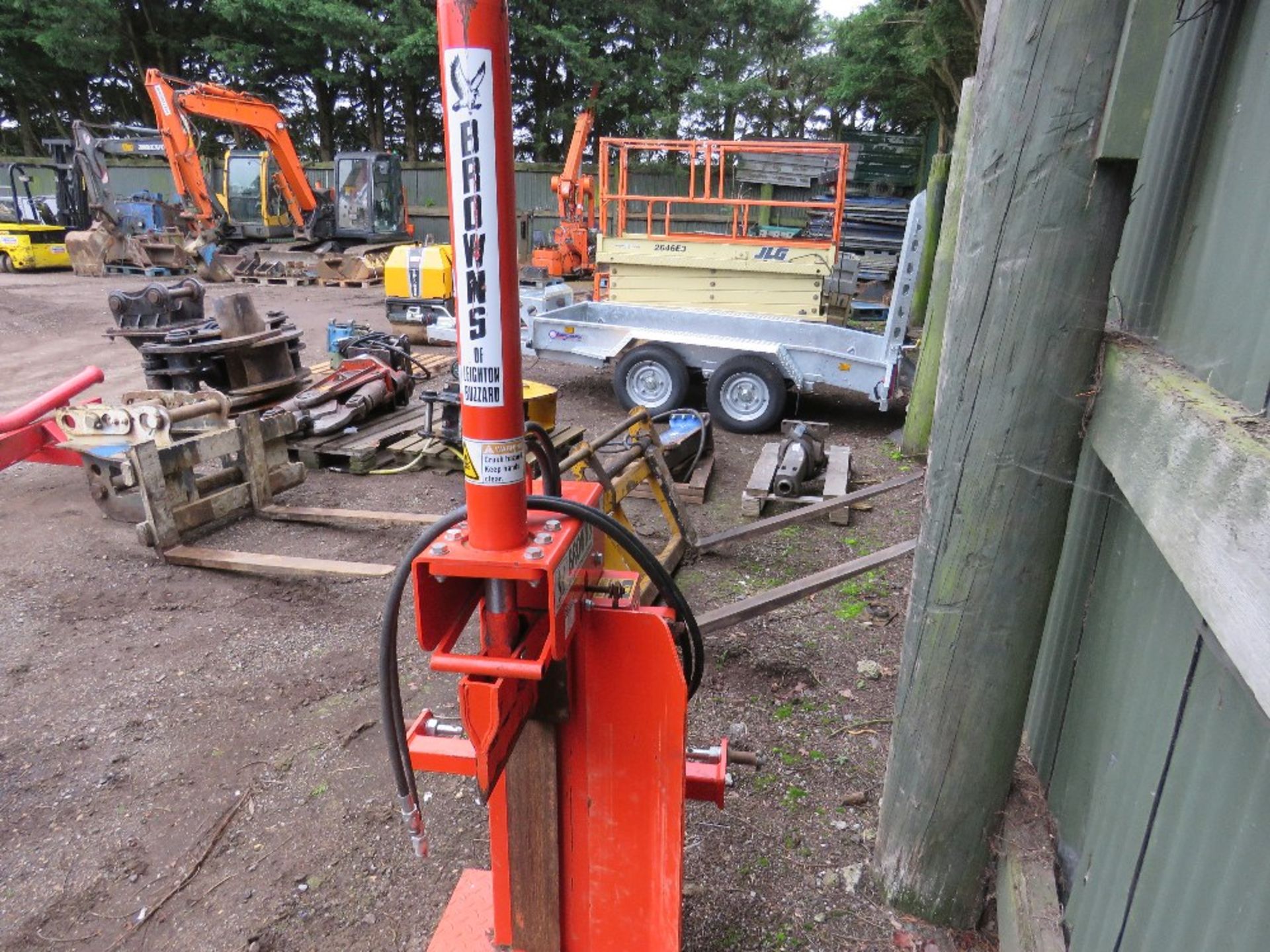 BROWNS HYDRAULIC TRACTOR MOUNTED VERTICAL LOG SPLITTER. - Image 3 of 6