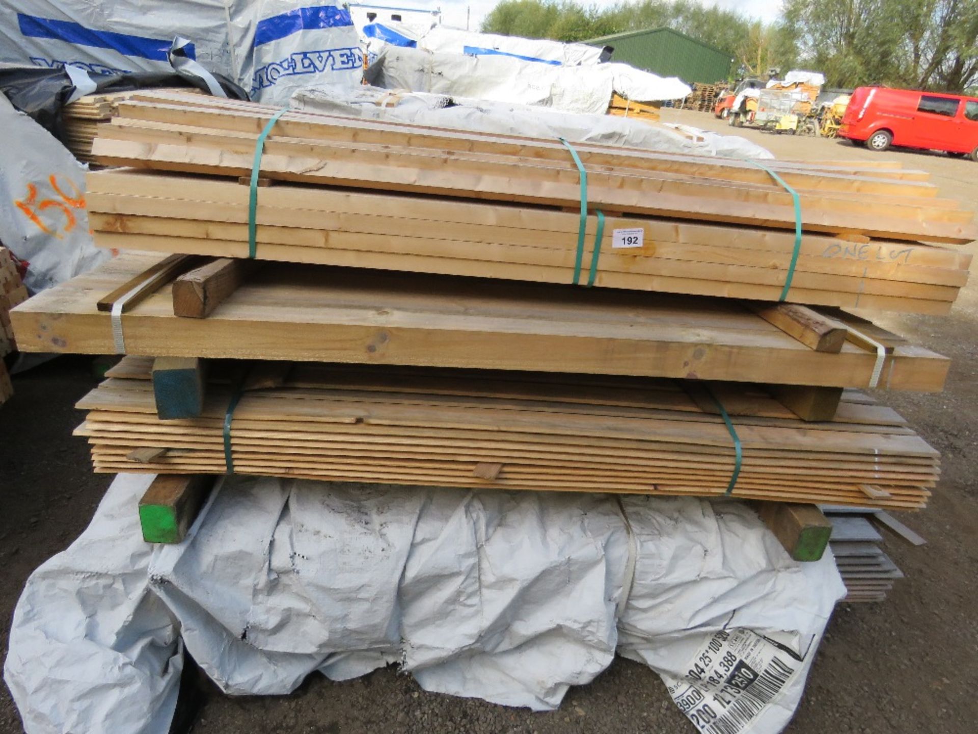 STACK OF ASSORTED SHIPLAP CLADDING, POSTS AND FENCING TIMBERS. - Image 4 of 4