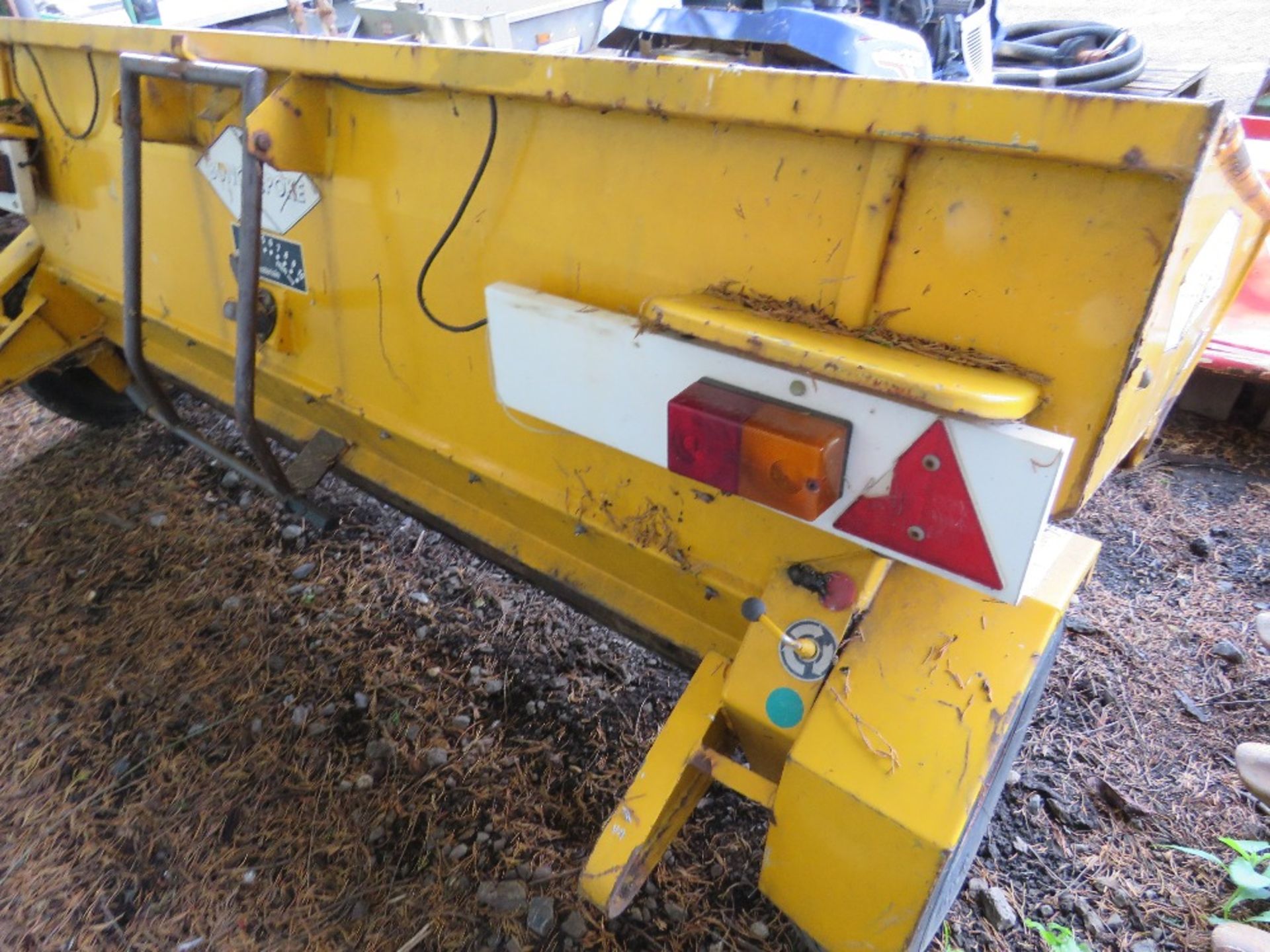 TRACTOR TOWED SALT SPREADER. - Image 4 of 4