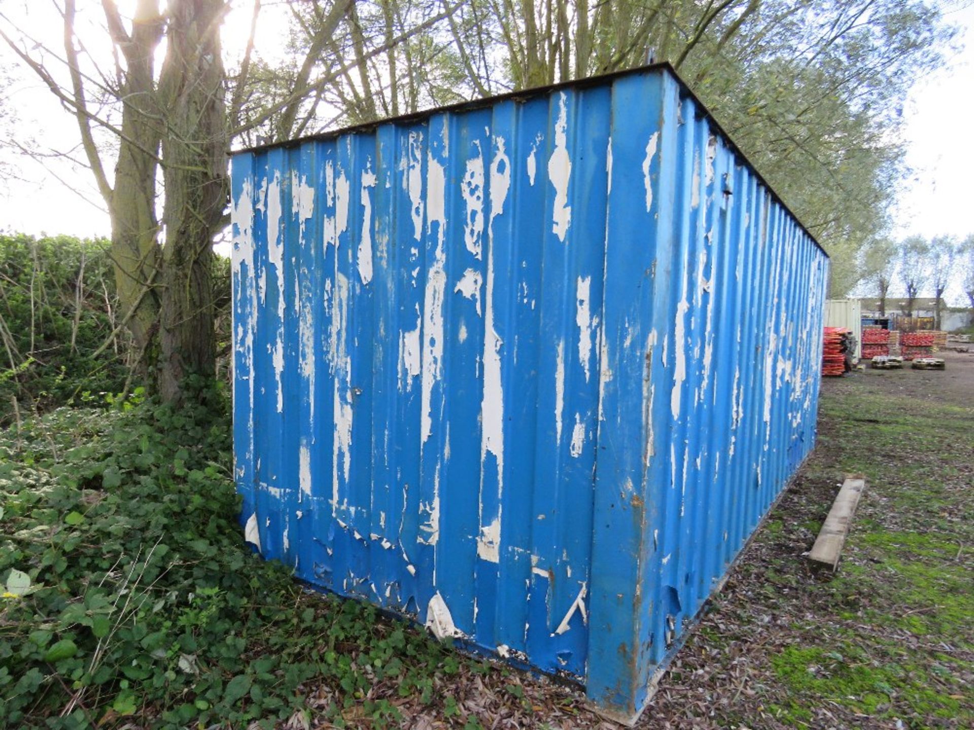 STEEL BLUE PAINTED SECURE CONTAINER STORE UNIT, 20FT LENGTH APPROX. WE CAN LIFT ONTO A SUITABLE VEHI - Image 2 of 6