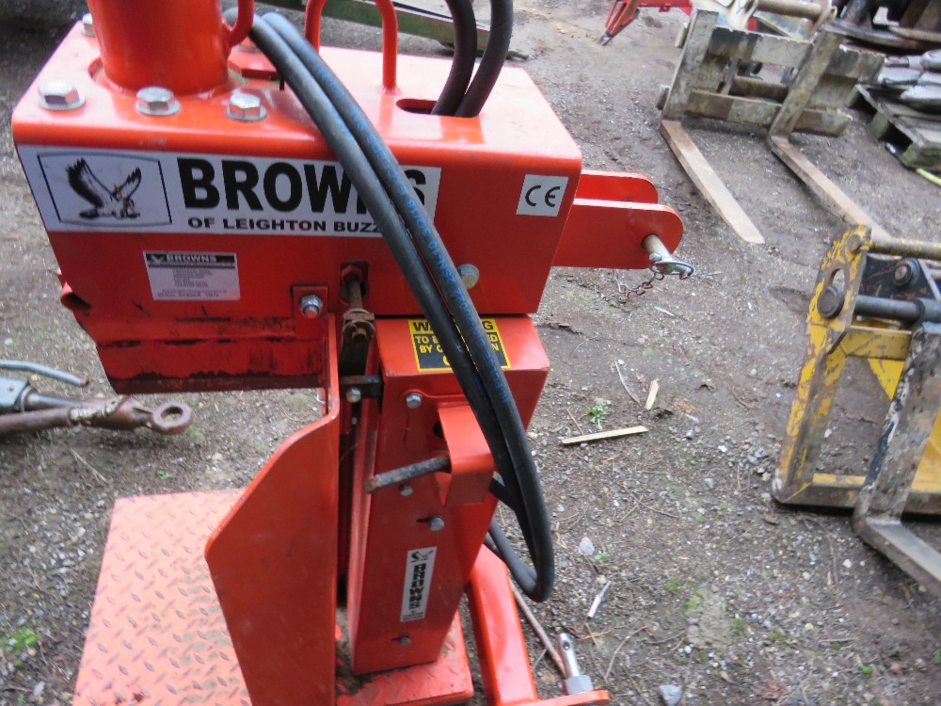 BROWNS HYDRAULIC TRACTOR MOUNTED VERTICAL LOG SPLITTER. - Image 5 of 6